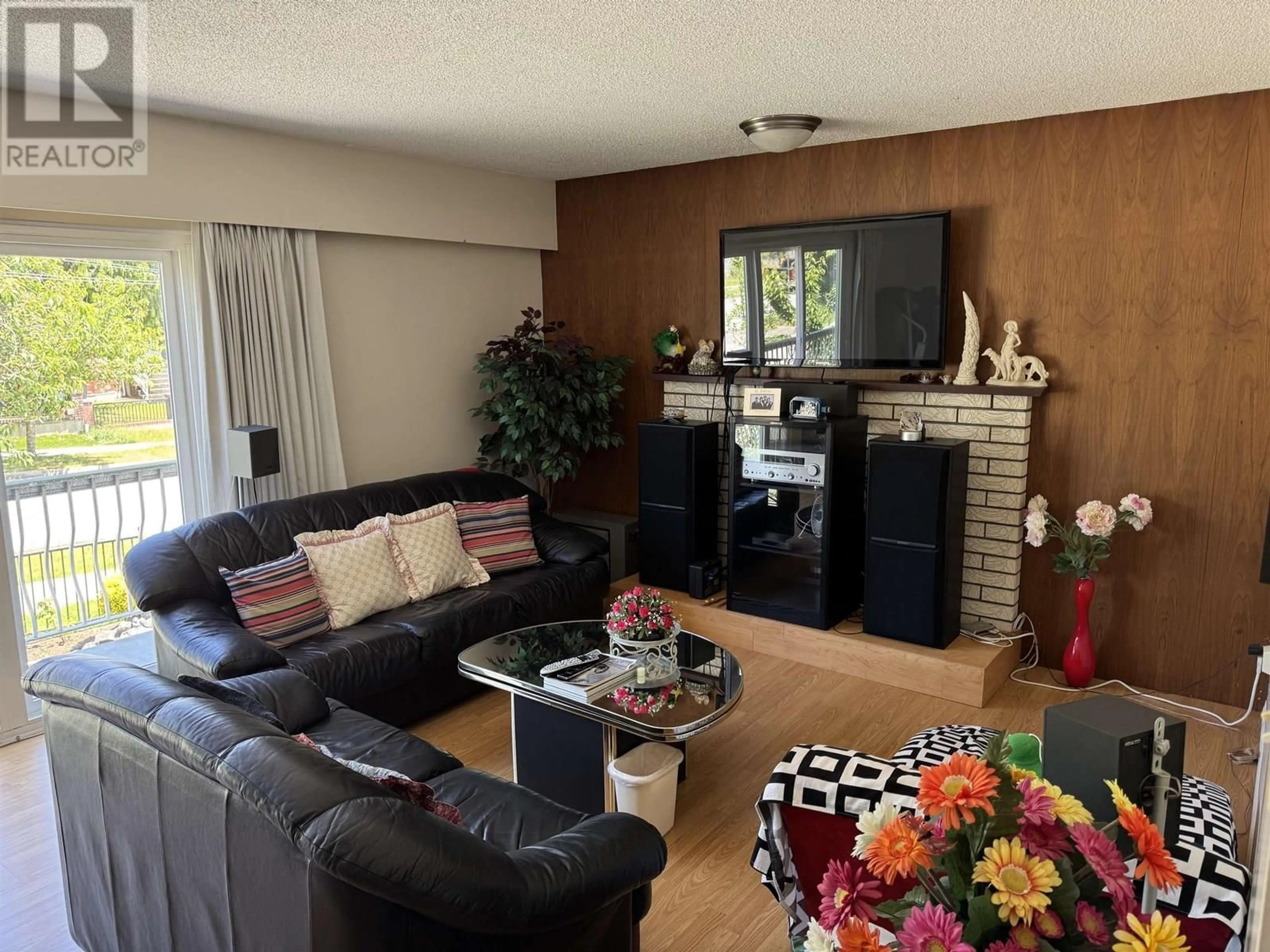 Living room with furniture, wood/laminate floor for 3568 WELLINGTON AVENUE, Vancouver British Columbia V5R4Z1