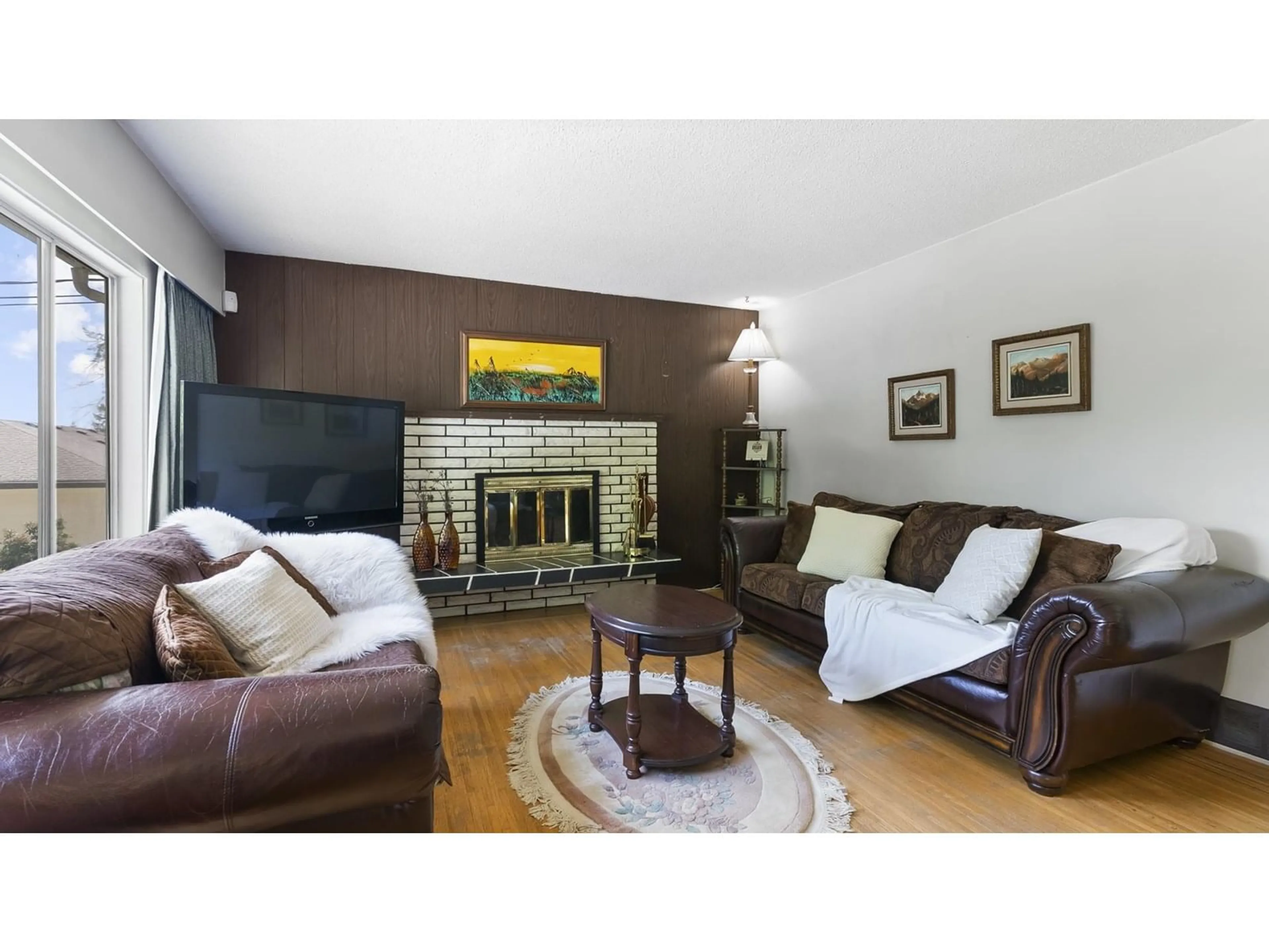 Living room with furniture, wood/laminate floor for 6727 138, Surrey British Columbia V3W5G9