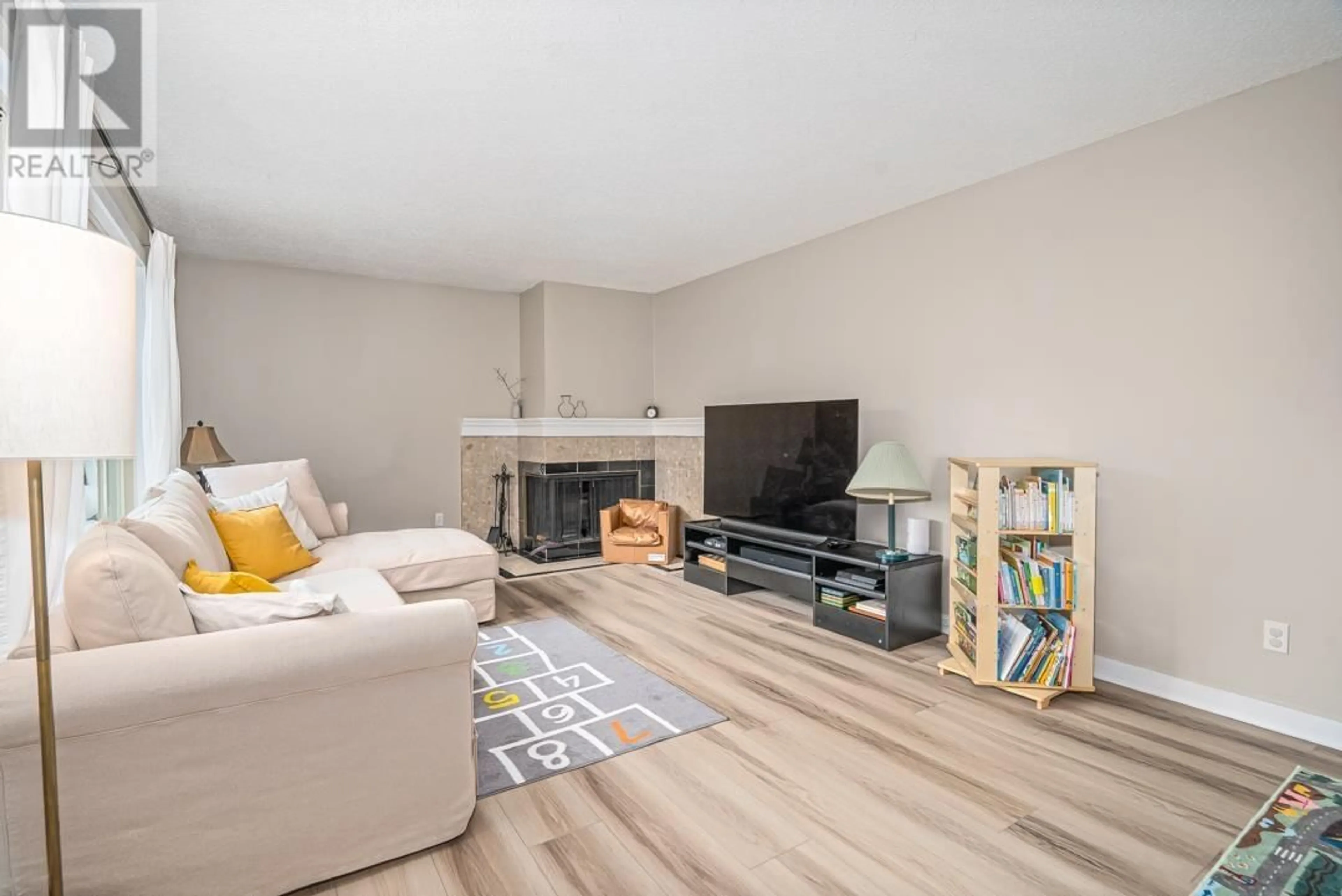 Living room with furniture, wood/laminate floor for 109 - 5421 10TH AVENUE, Tsawwassen British Columbia V4M3T9