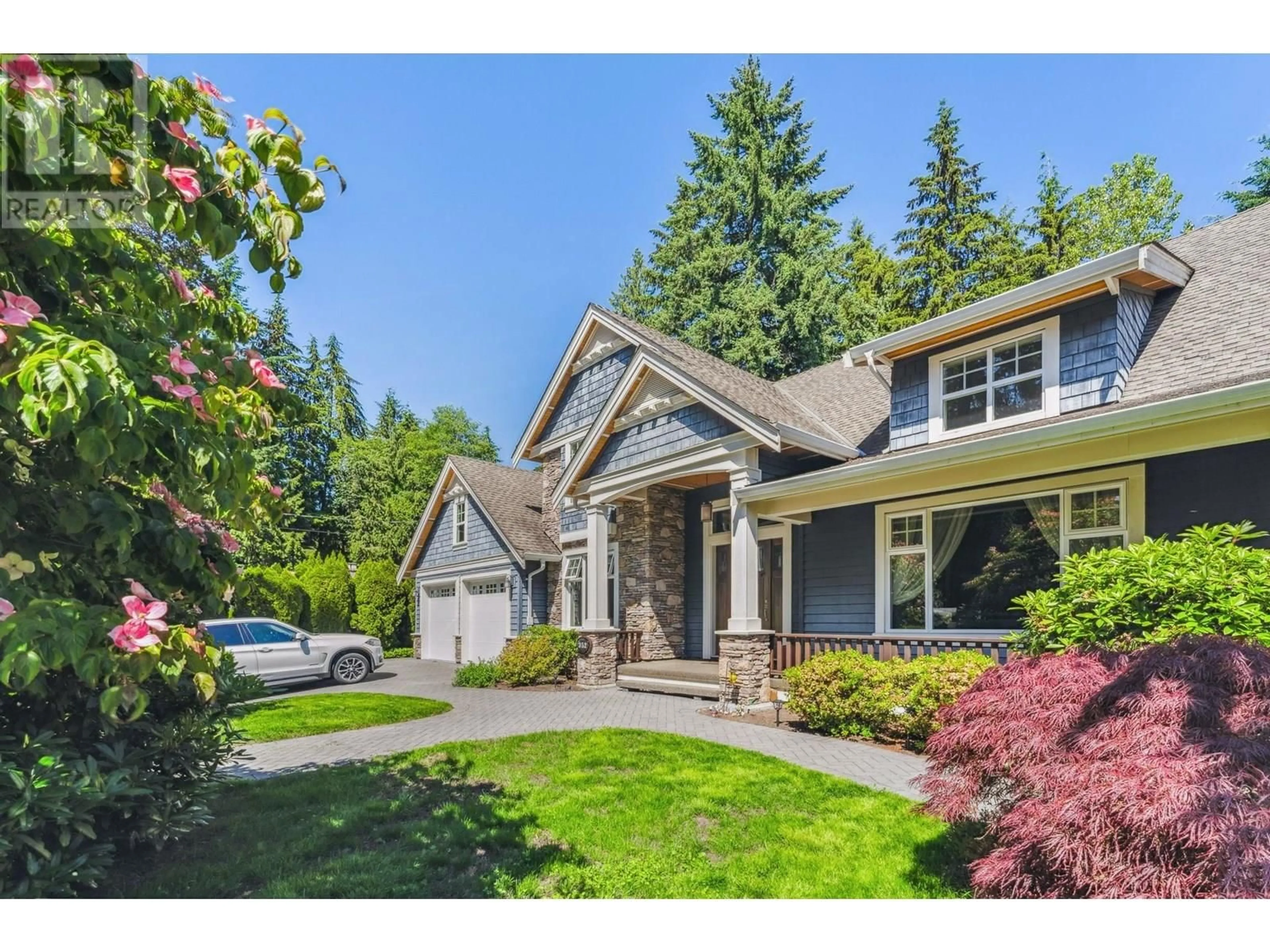 Home with vinyl exterior material, street for 352 ST. JAMES CRESCENT, West Vancouver British Columbia V7S1J8