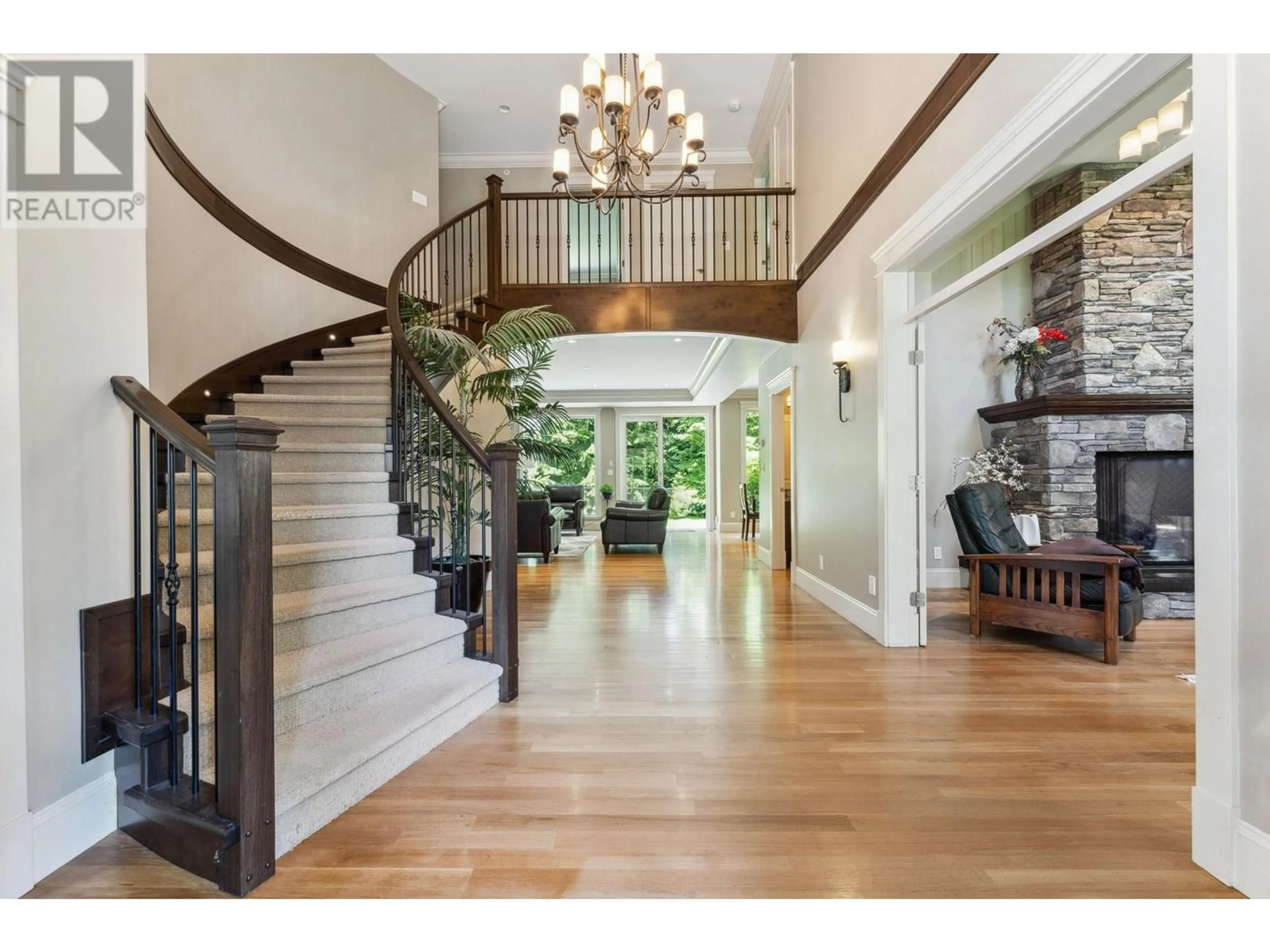 Indoor foyer for 352 ST. JAMES CRESCENT, West Vancouver British Columbia V7S1J8