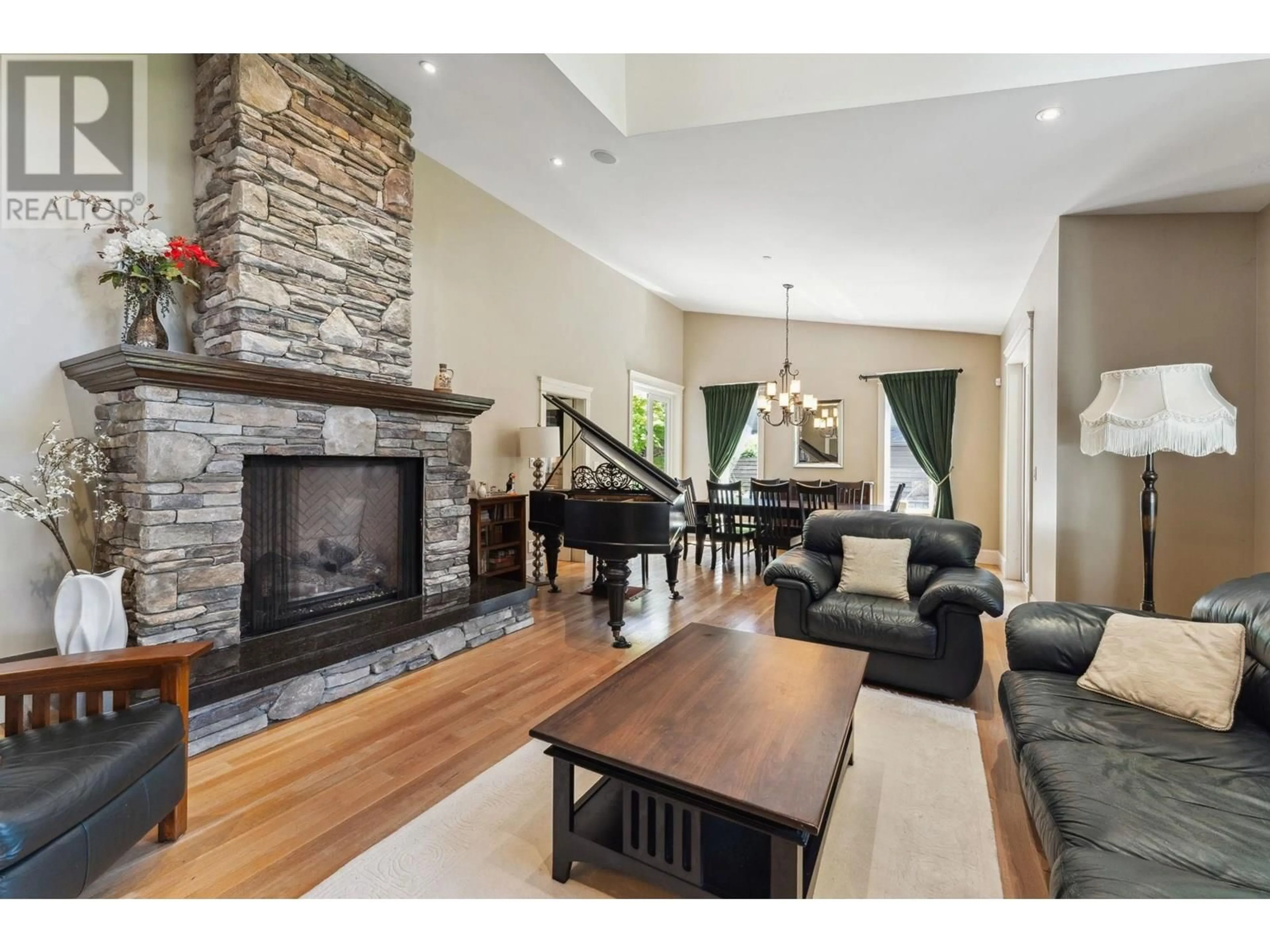 Living room with furniture, unknown for 352 ST. JAMES CRESCENT, West Vancouver British Columbia V7S1J8