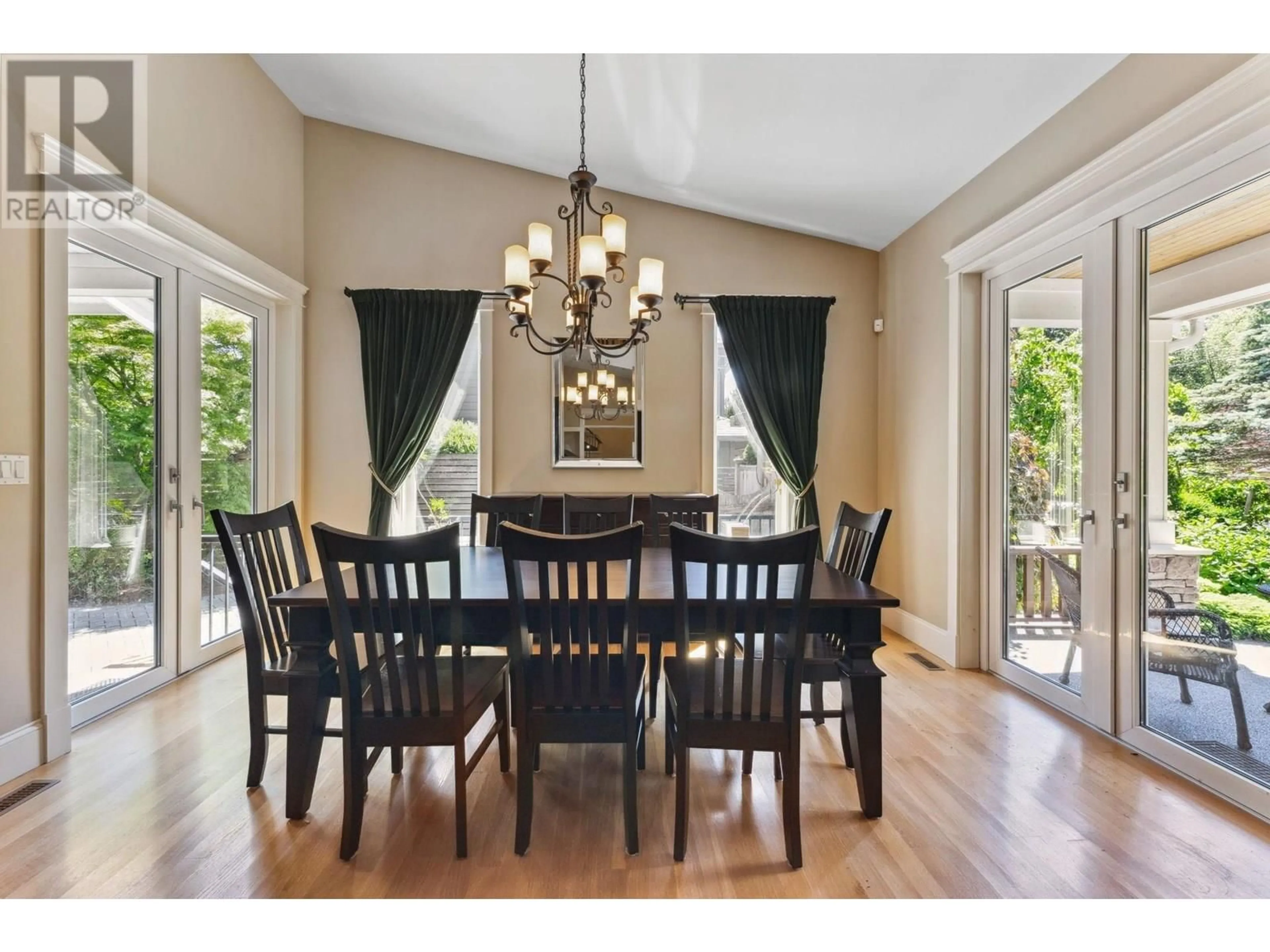 Dining room, wood/laminate floor for 352 ST. JAMES CRESCENT, West Vancouver British Columbia V7S1J8
