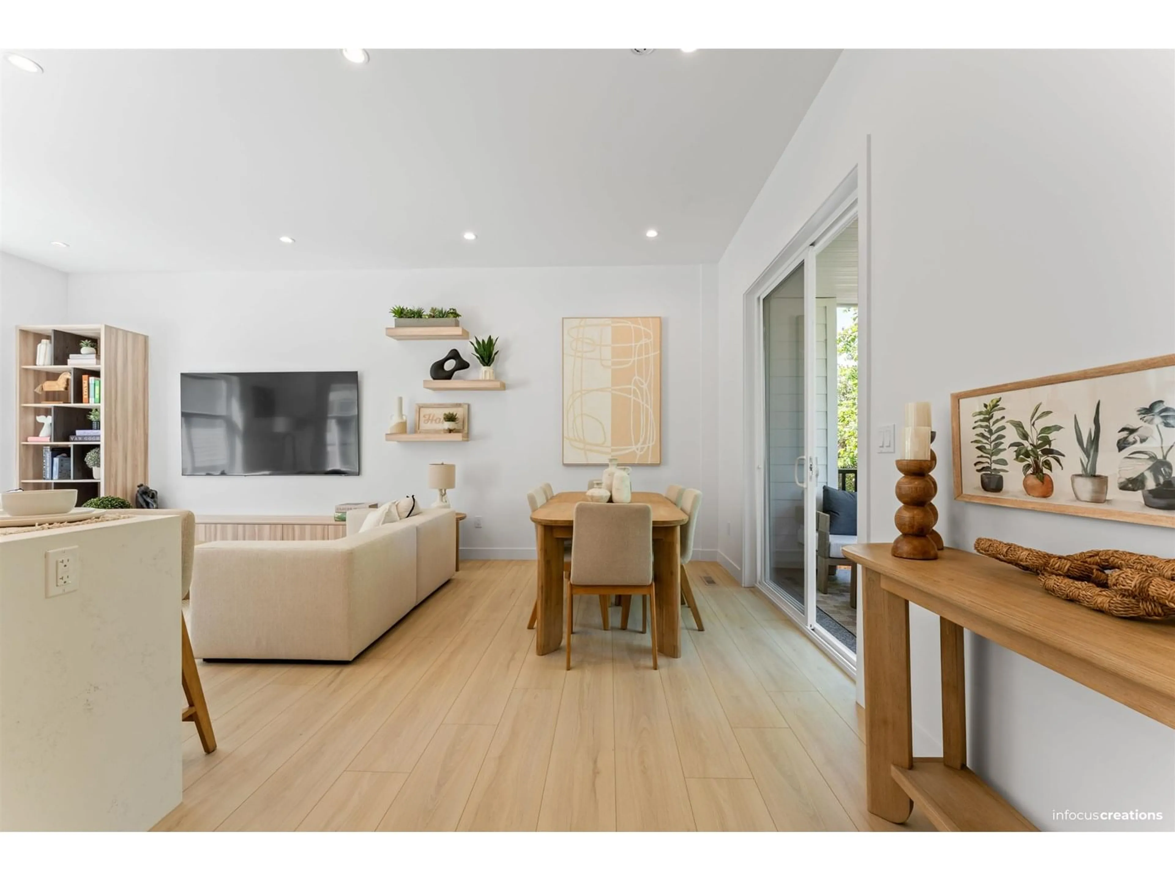 Living room with furniture, wood/laminate floor for 4 - 8924 CEDAR, Mission British Columbia V4S1A3