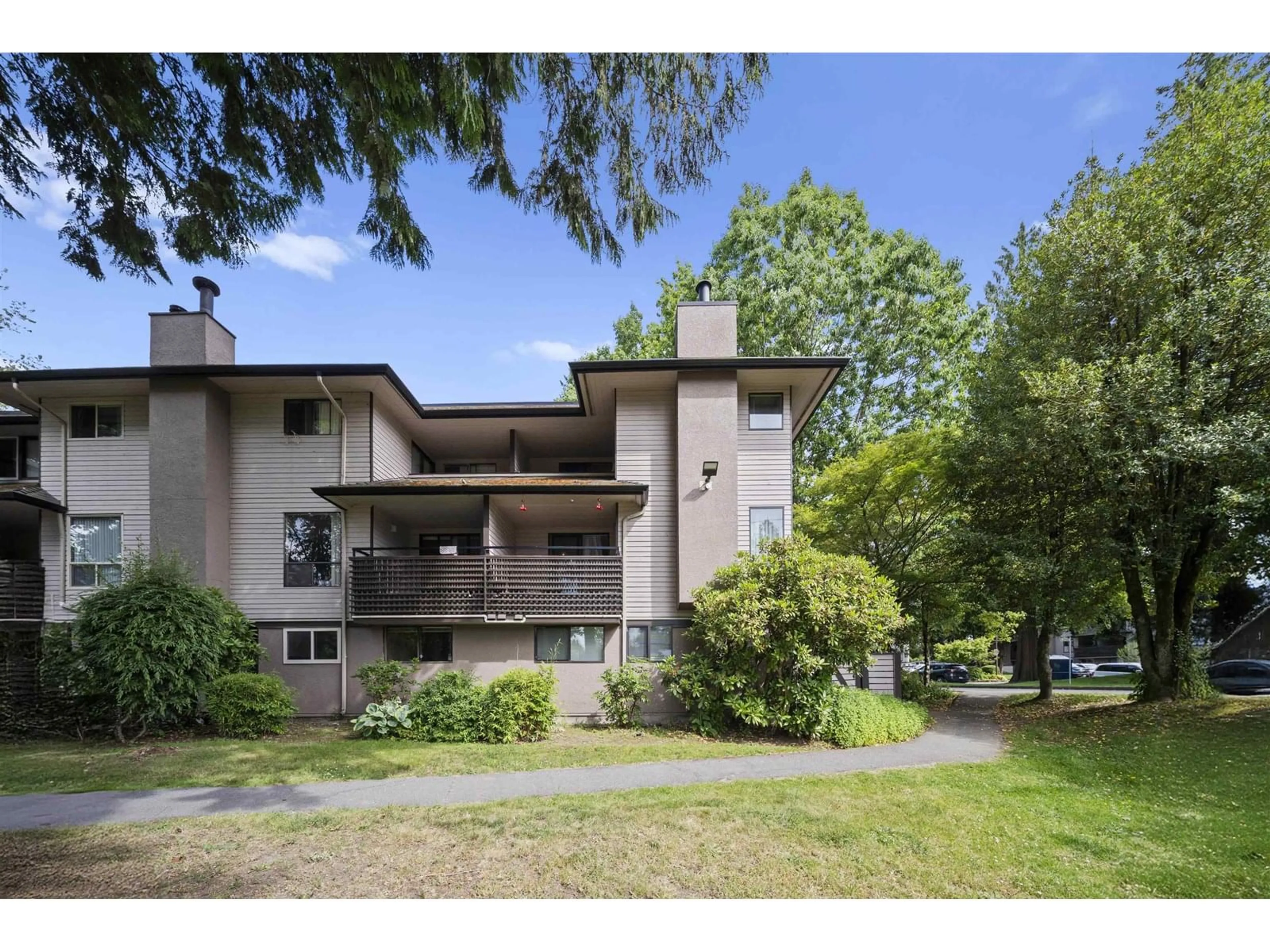 A pic from outside/outdoor area/front of a property/back of a property/a pic from drone, unknown for 14801 HOLLY PARK, Surrey British Columbia V3R6Y1