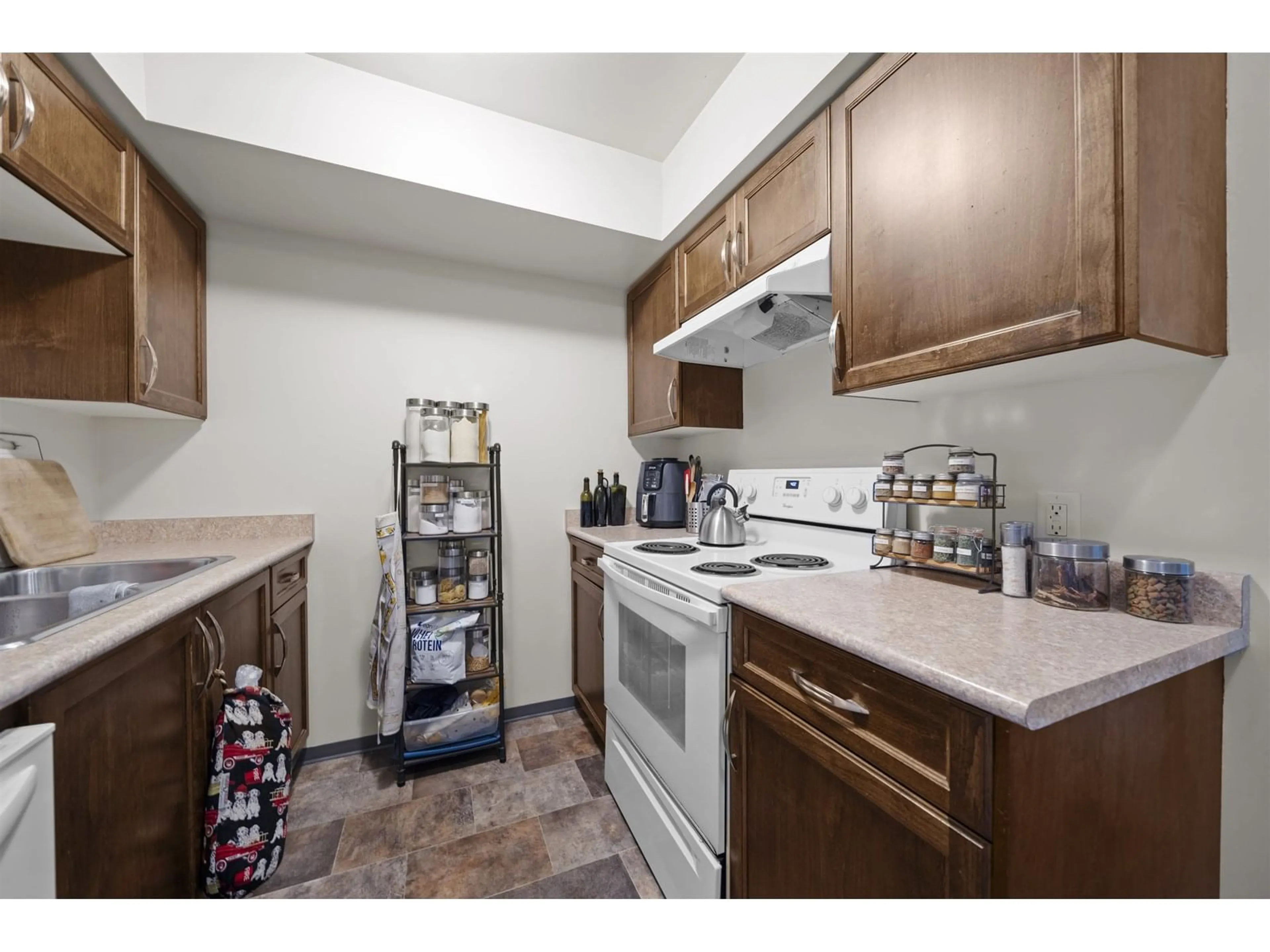 Standard kitchen, unknown for 14801 HOLLY PARK, Surrey British Columbia V3R6Y1