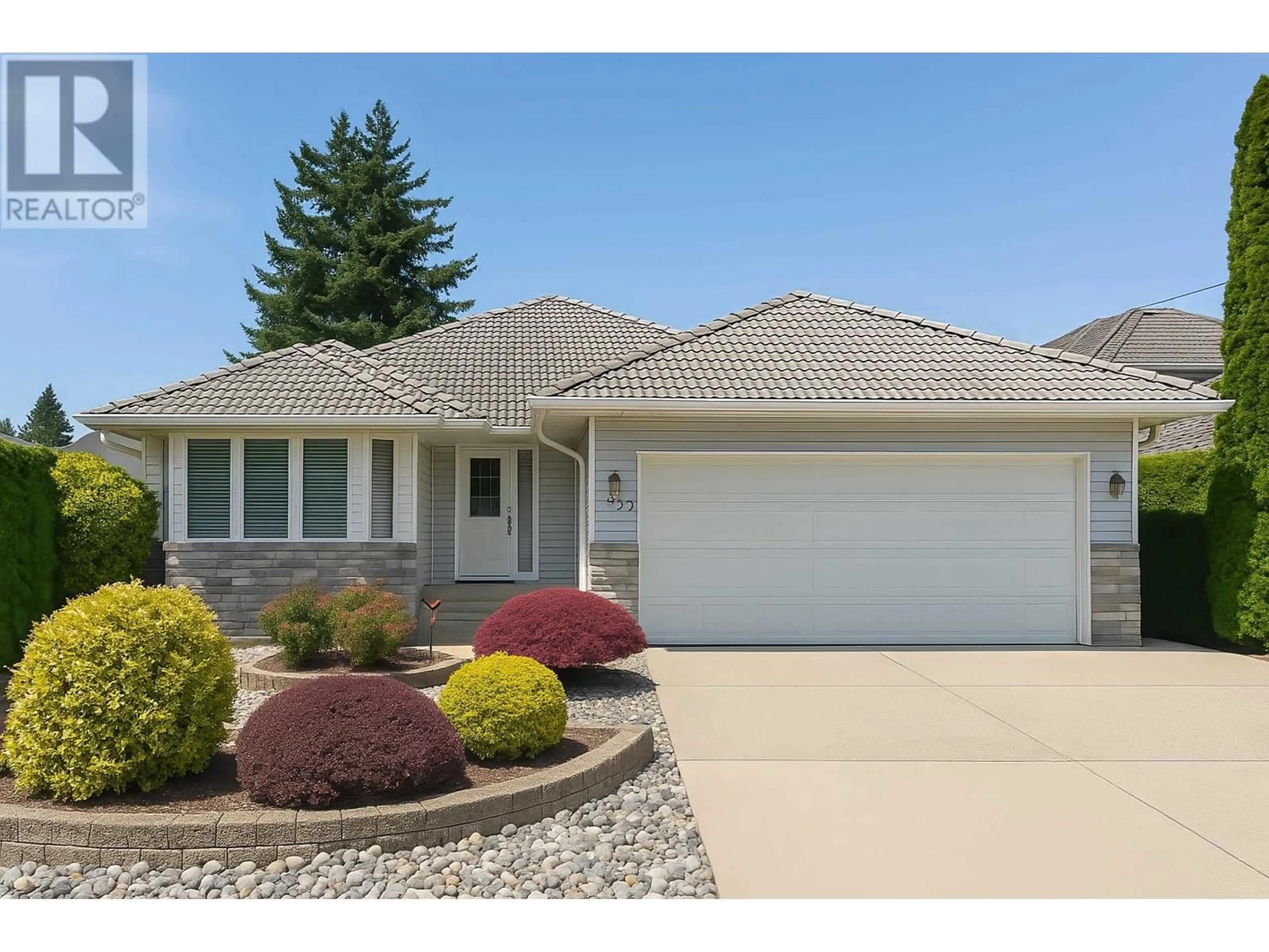 Home with vinyl exterior material, street for 310 MUNDY STREET, Coquitlam British Columbia V3K5M4