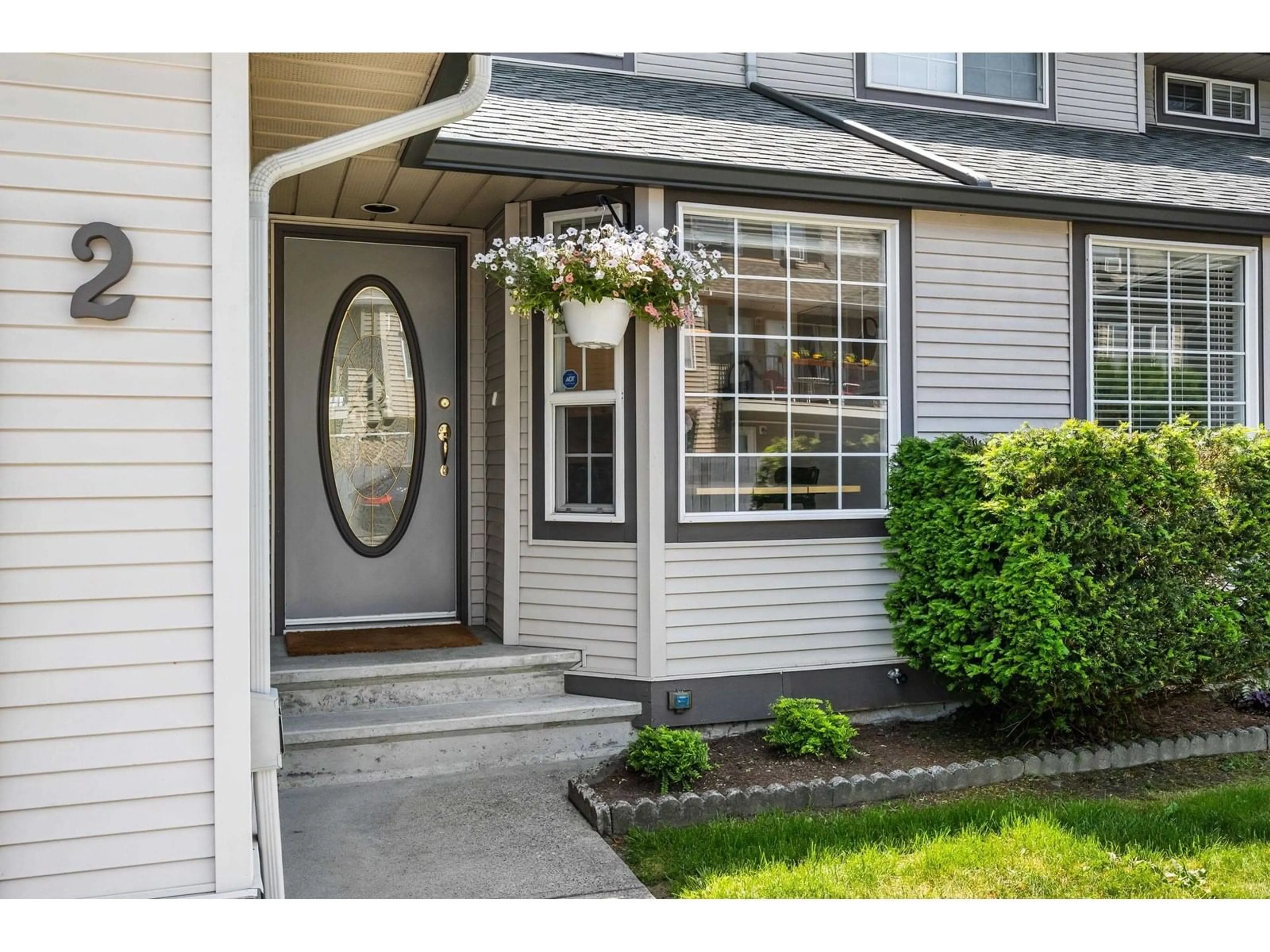 Indoor entryway for 2 - 8933 BROADWAY STREET, Chilliwack British Columbia V2P5V9