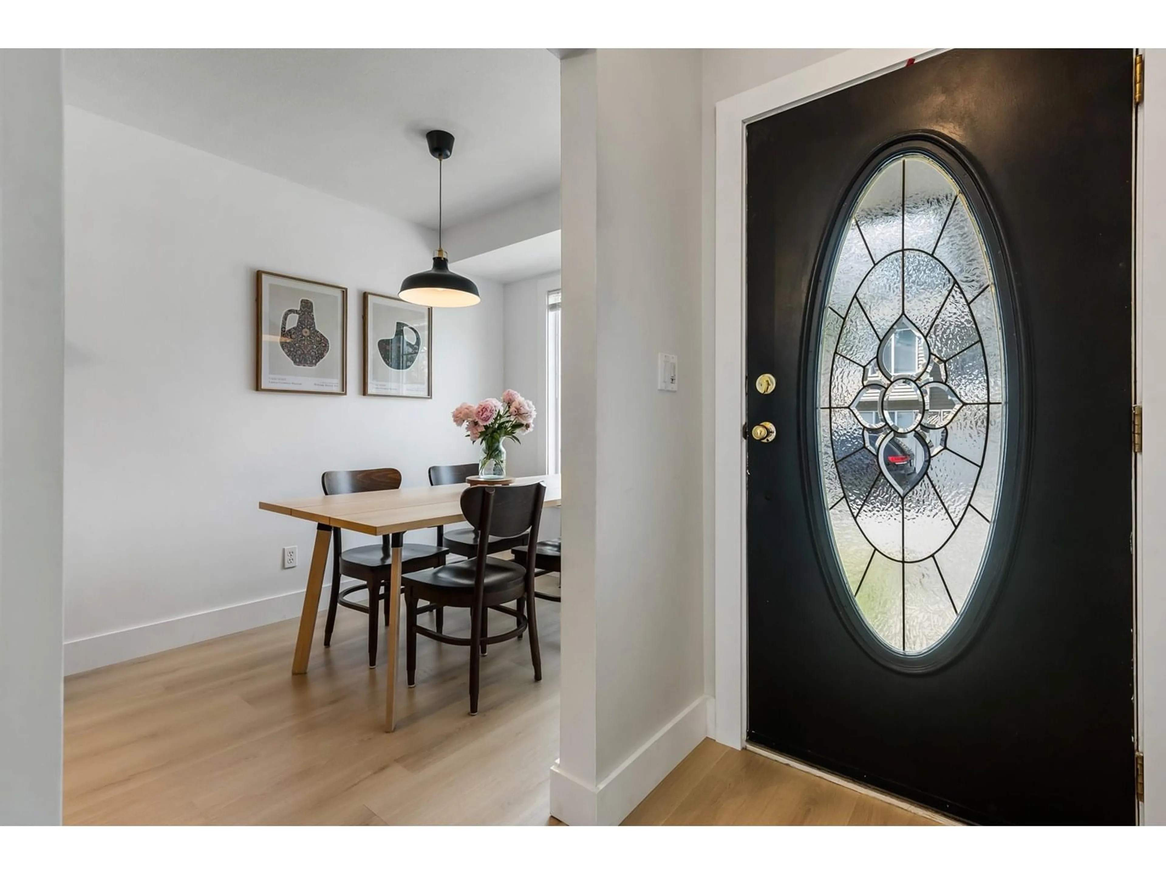 Indoor entryway for 2 - 8933 BROADWAY STREET, Chilliwack British Columbia V2P5V9