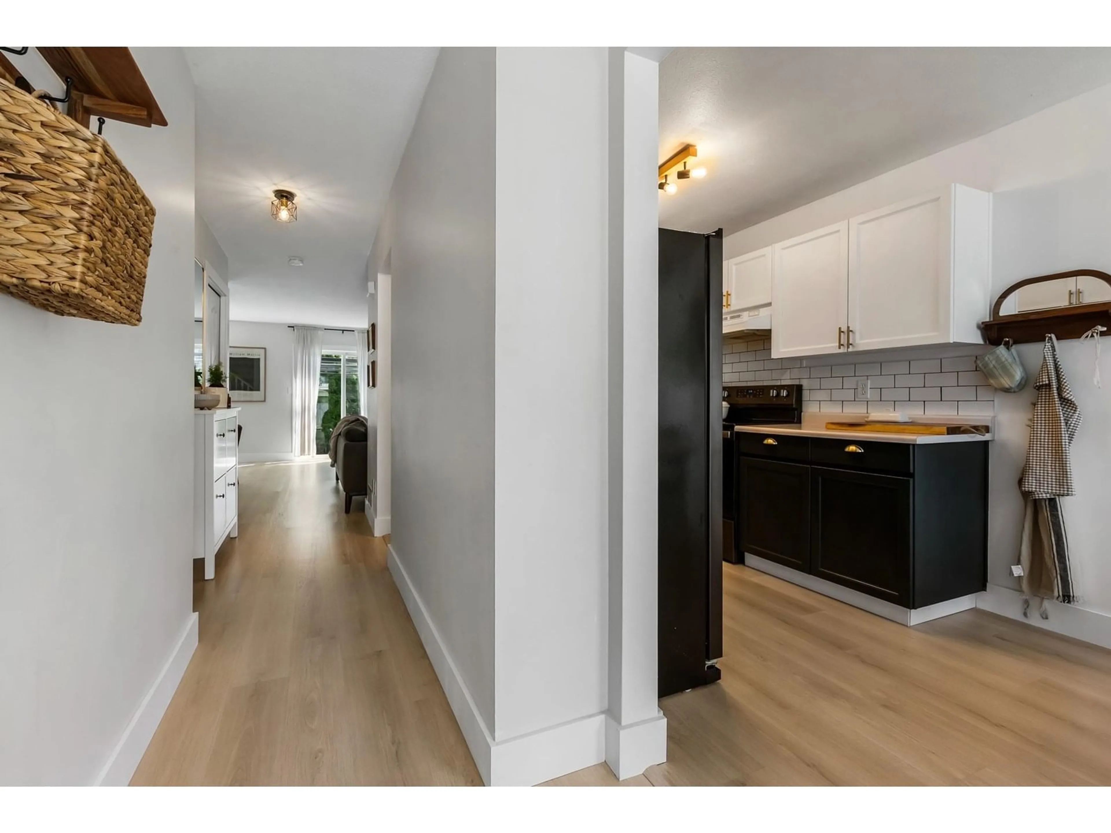 Indoor entryway for 2 - 8933 BROADWAY STREET, Chilliwack British Columbia V2P5V9