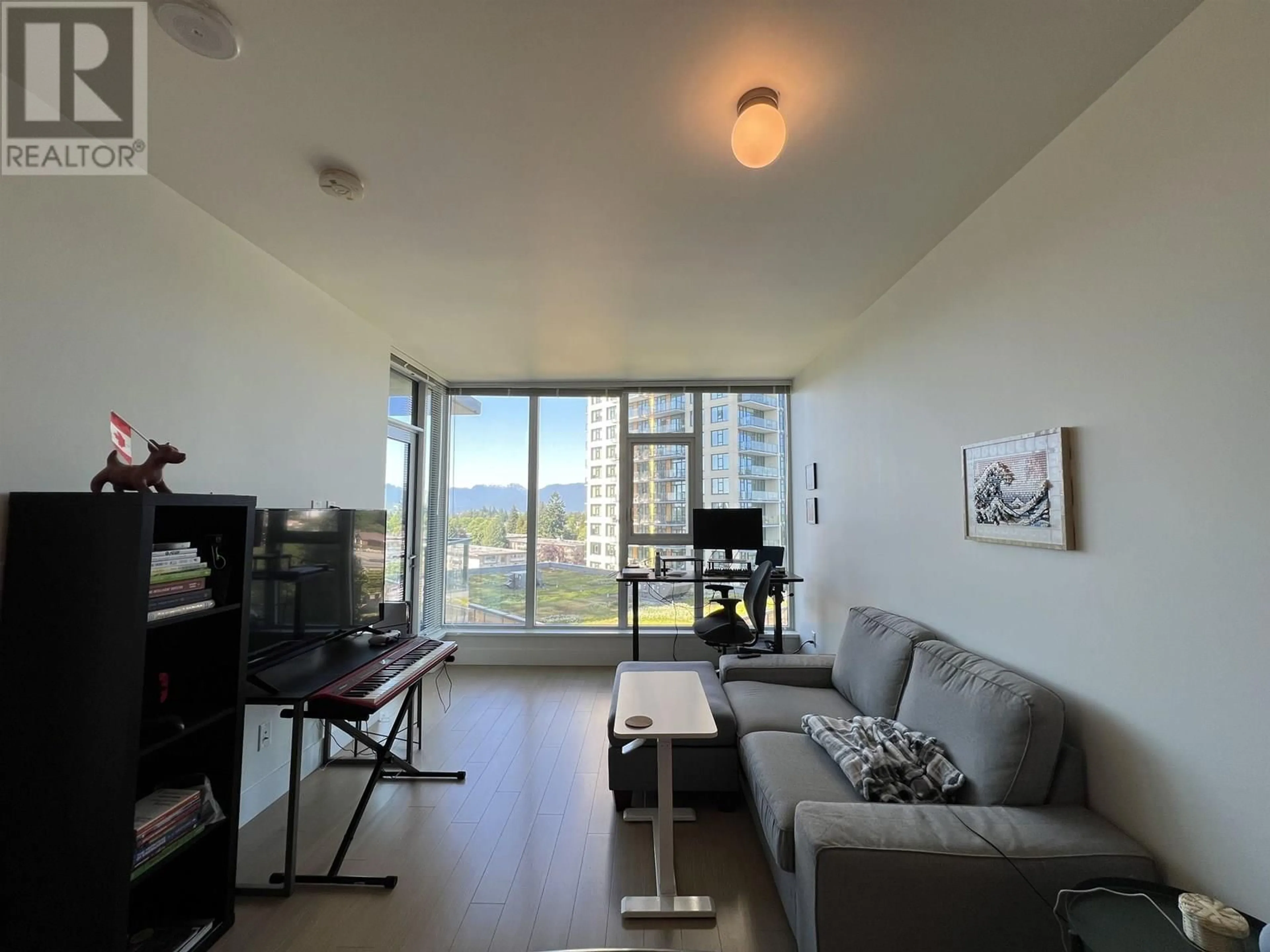 Living room with furniture, unknown for 903 - 7388 KINGSWAY, Burnaby British Columbia V3N0G9
