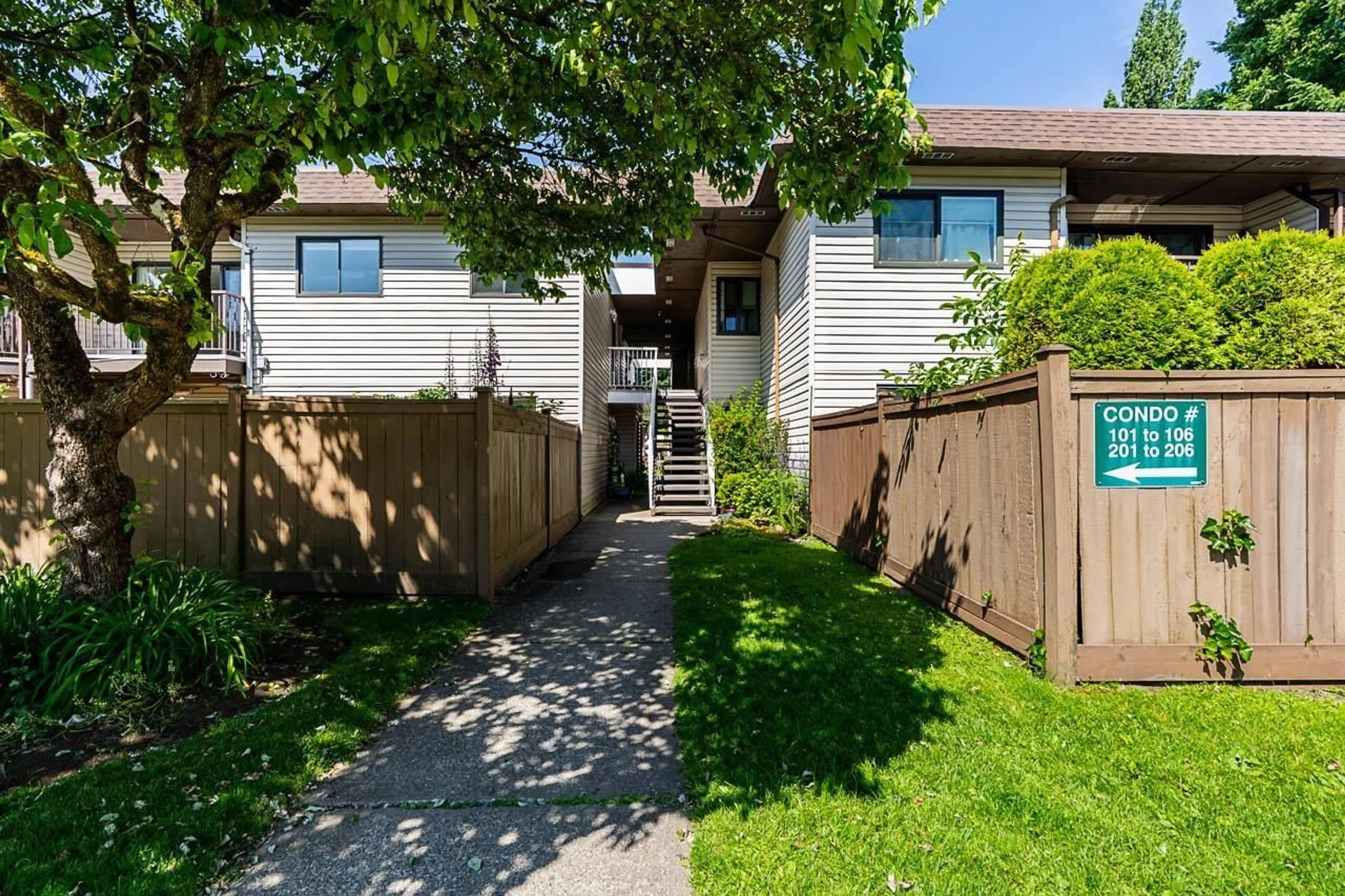 Patio, street for 201 - 5191 203, Langley British Columbia V3A1V6