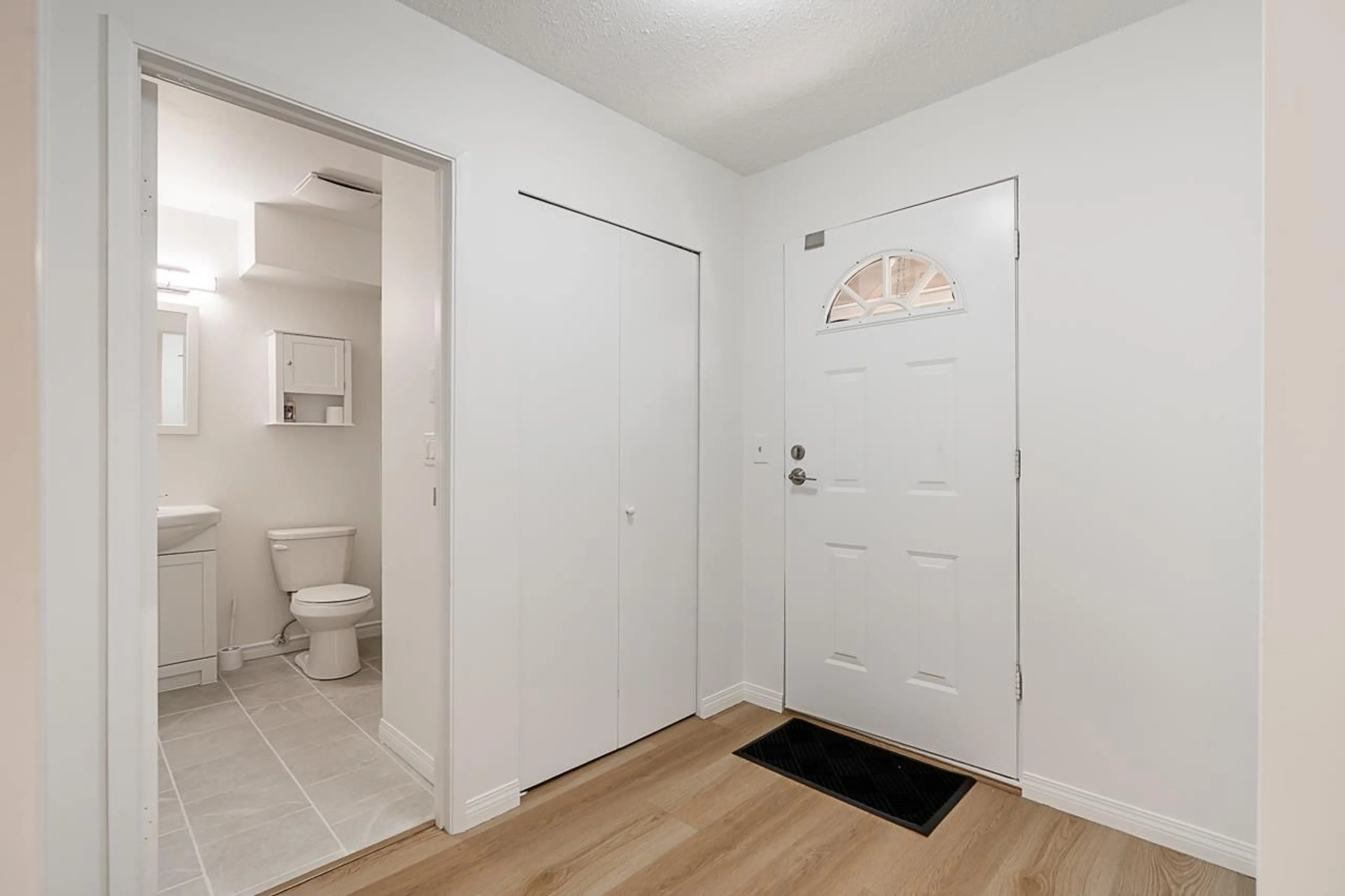 Indoor entryway for 201 - 5191 203, Langley British Columbia V3A1V6