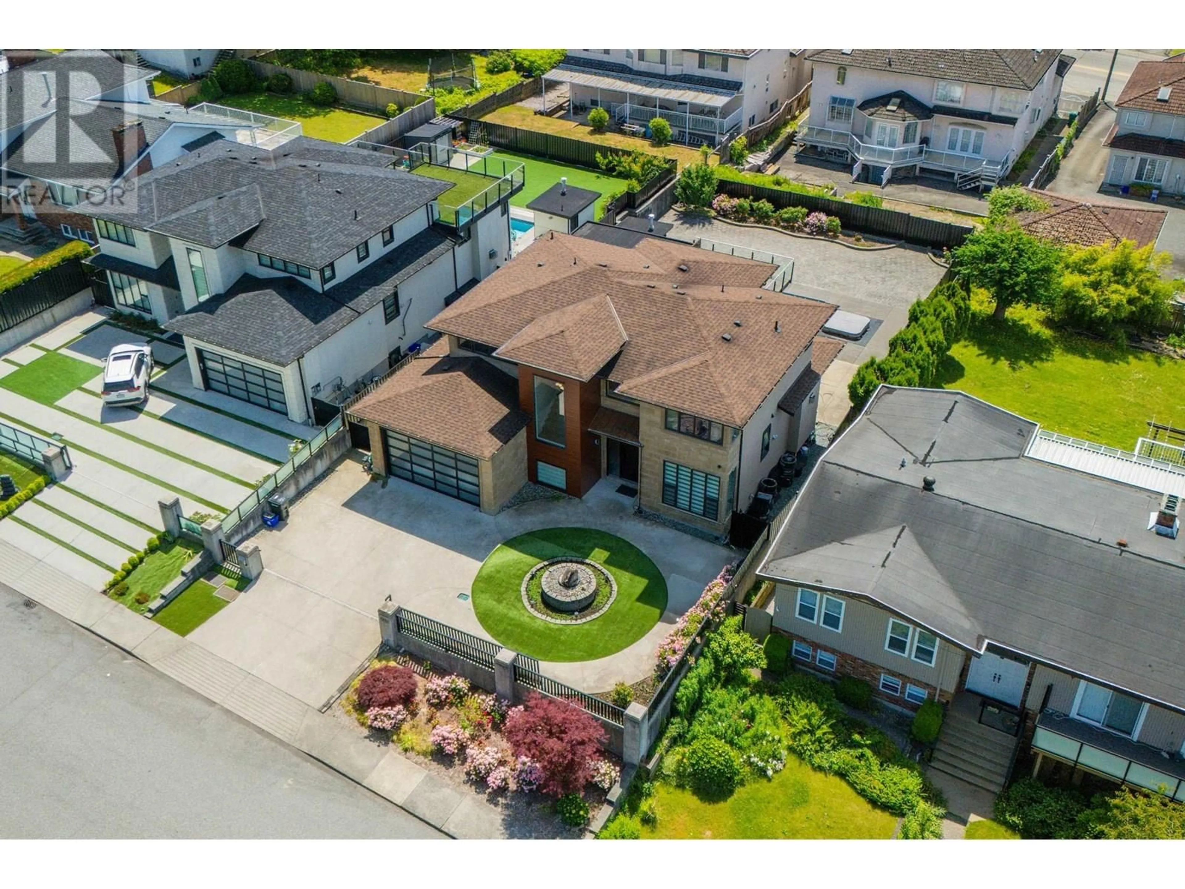 A pic from outside/outdoor area/front of a property/back of a property/a pic from drone, street for 6616 PARKDALE DRIVE, Burnaby British Columbia V5B2X5