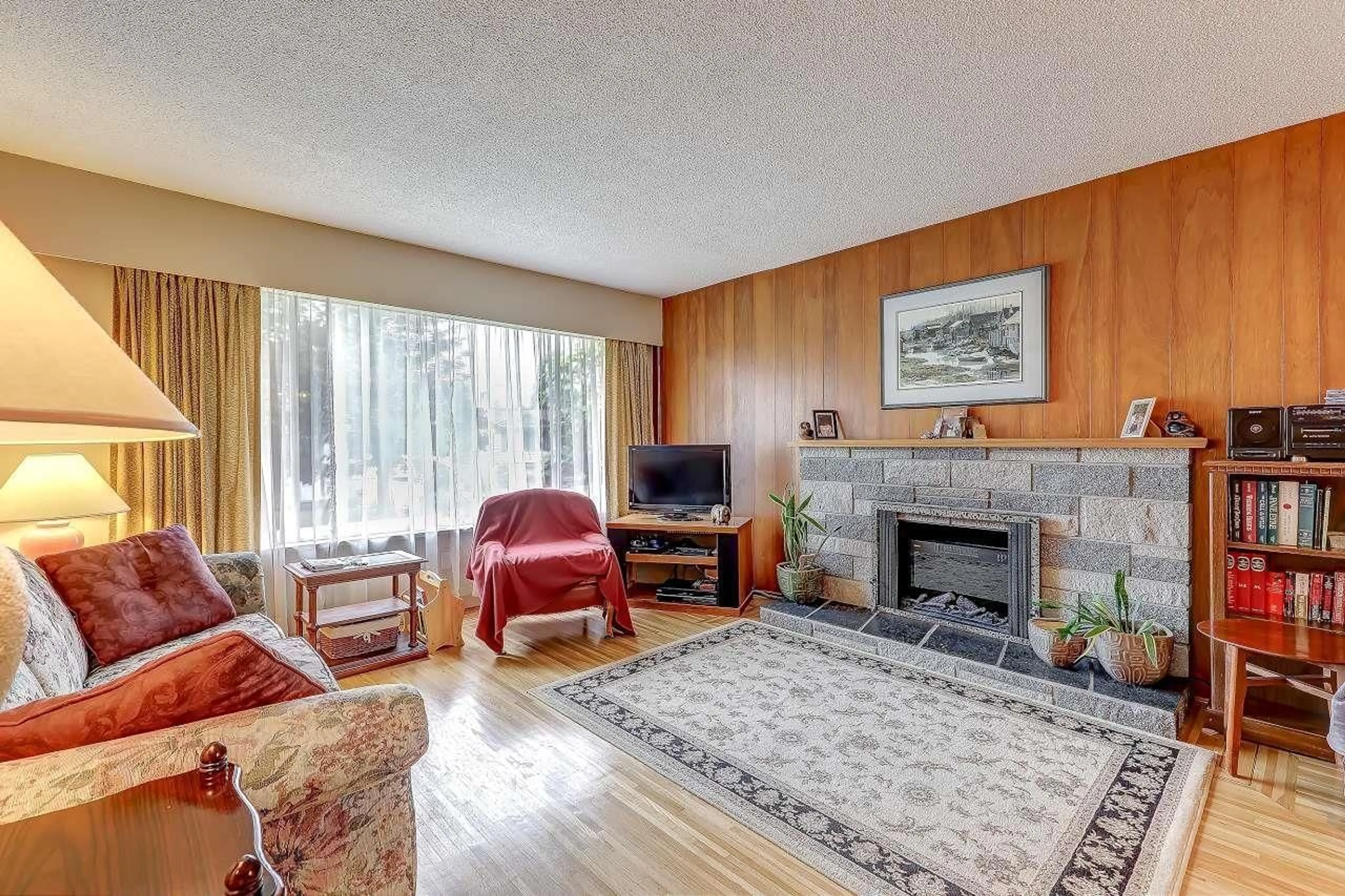 Living room with furniture, wood/laminate floor for 15138 ROBIN, Surrey British Columbia V3R4X8