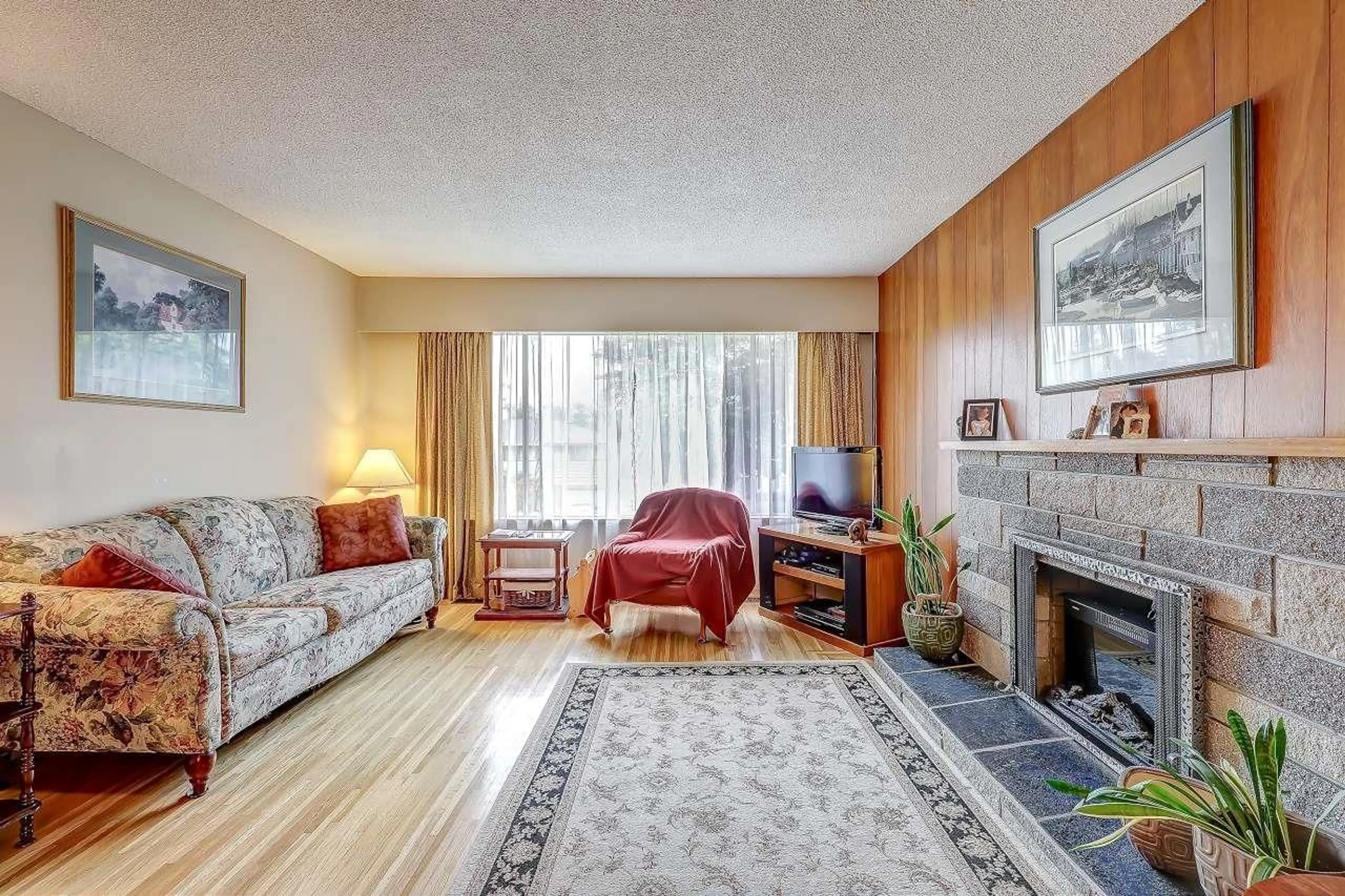 Living room with furniture, wood/laminate floor for 15138 ROBIN, Surrey British Columbia V3R4X8