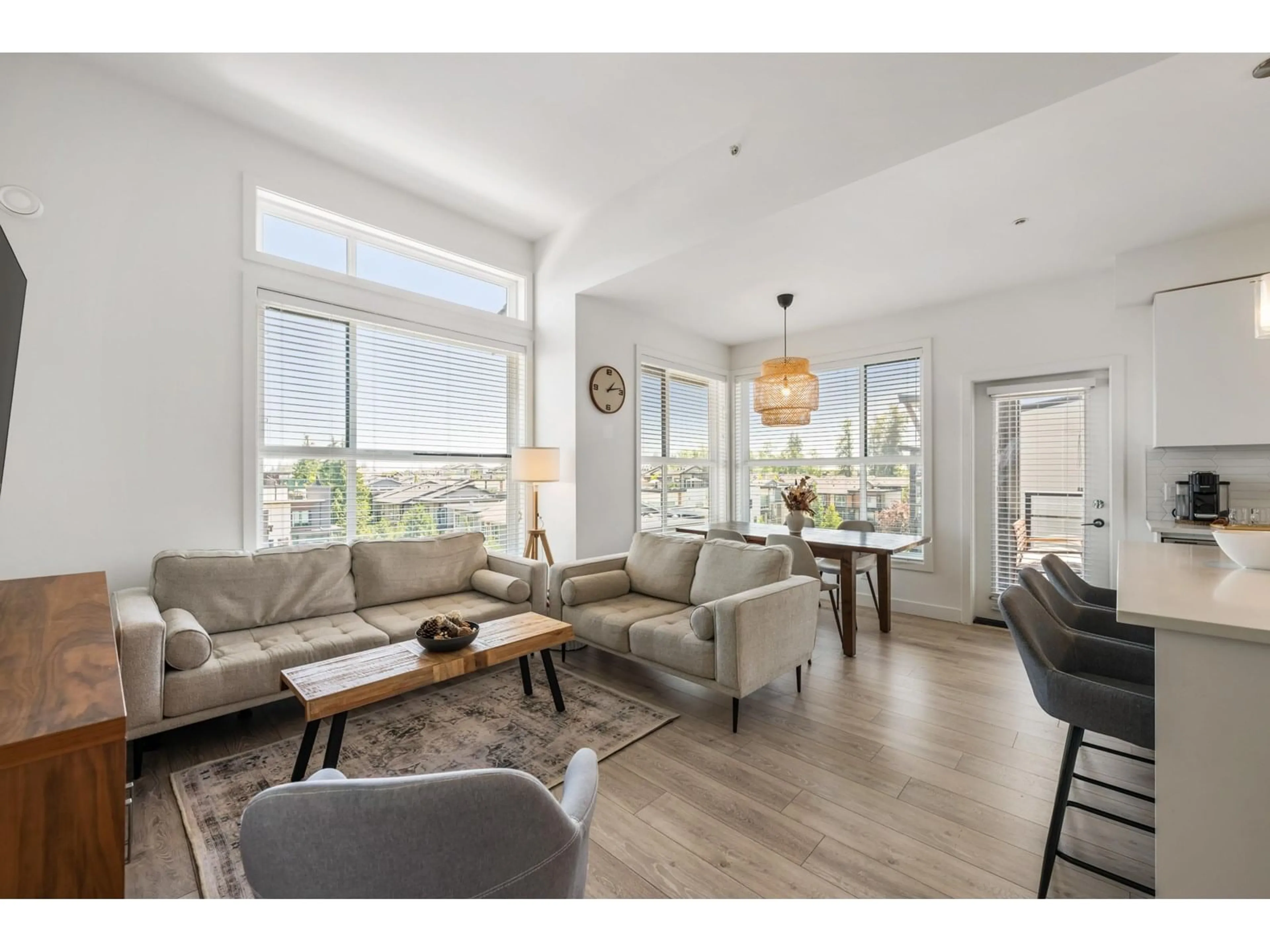 Living room with furniture, wood/laminate floor for 516 - 7809 209, Langley British Columbia V2Y3N6
