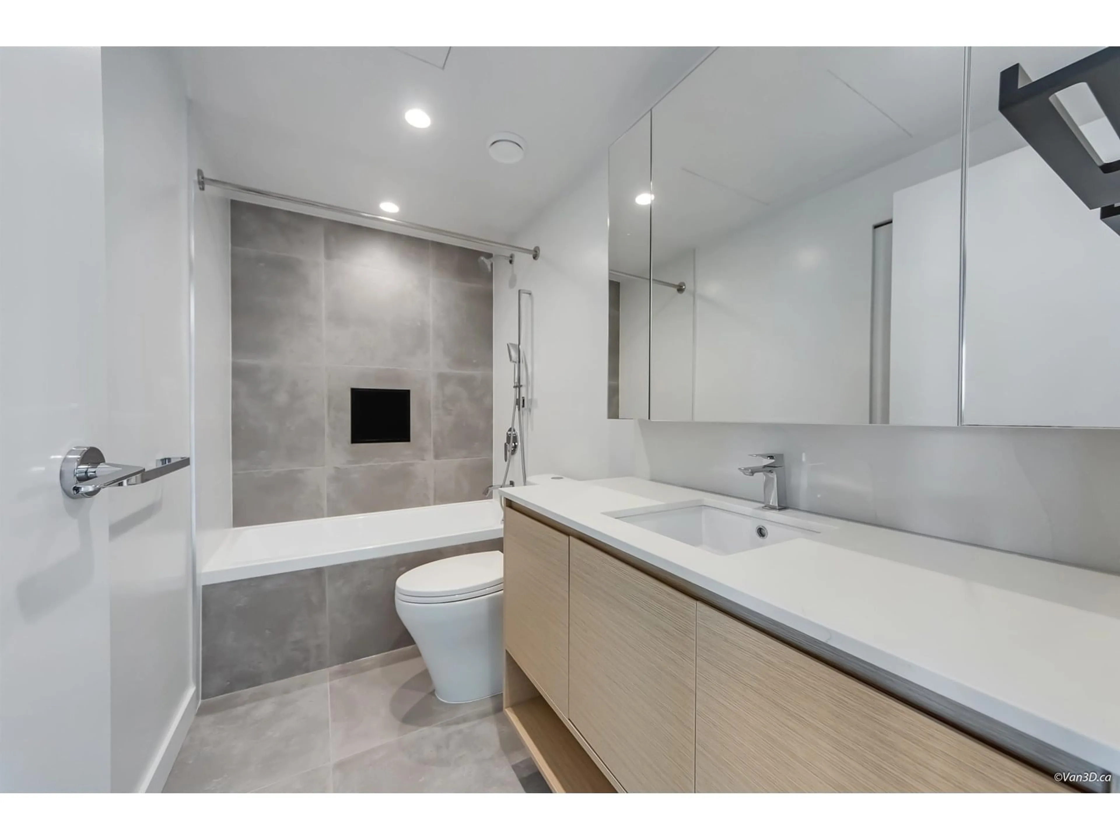 Contemporary bathroom, ceramic/tile floor for 1312 - 13745 GEORGE JUNCTION, Surrey British Columbia V3T4Y3