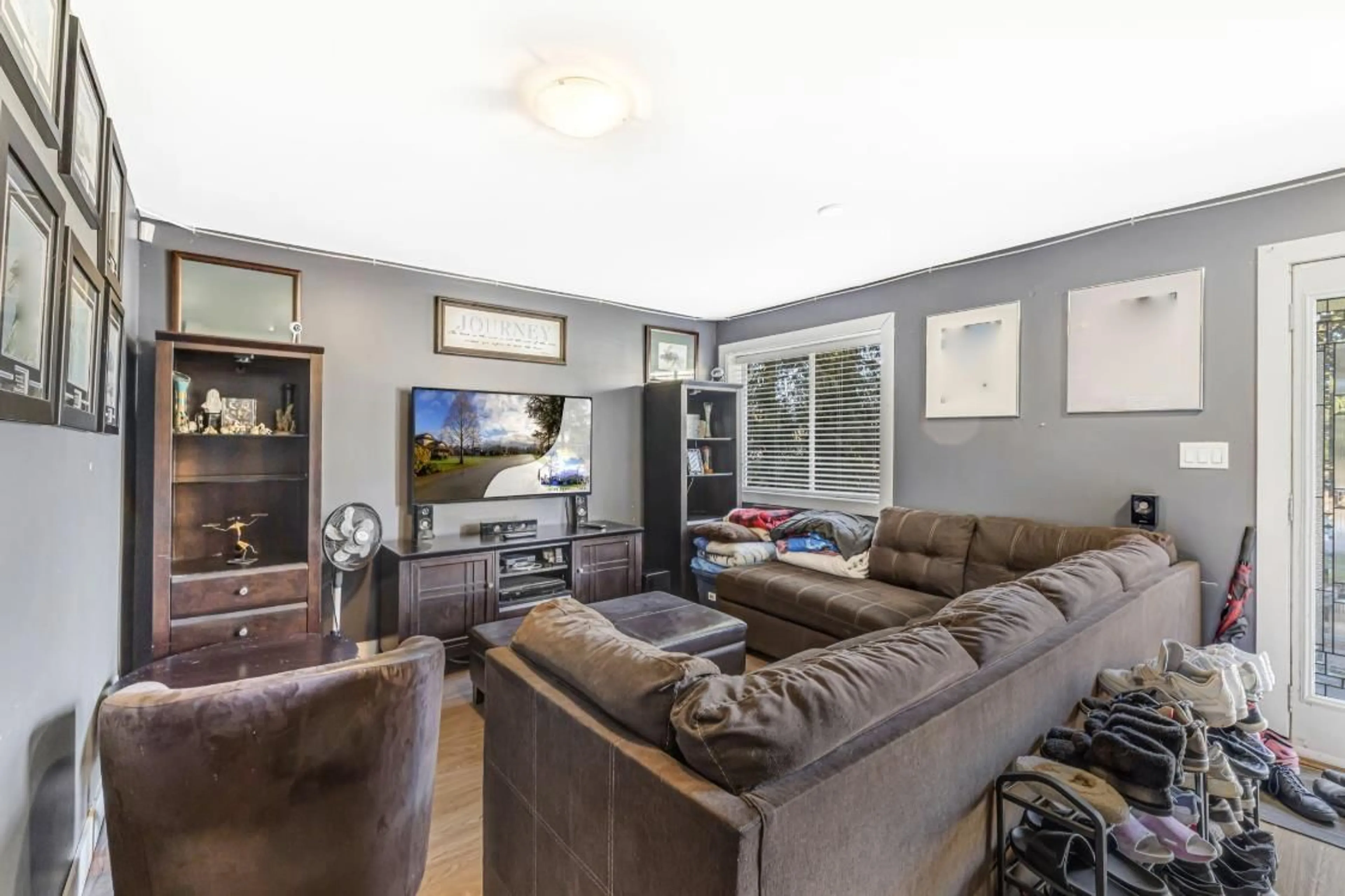 Living room with furniture, unknown for 18460 74, Surrey British Columbia V4N6C2