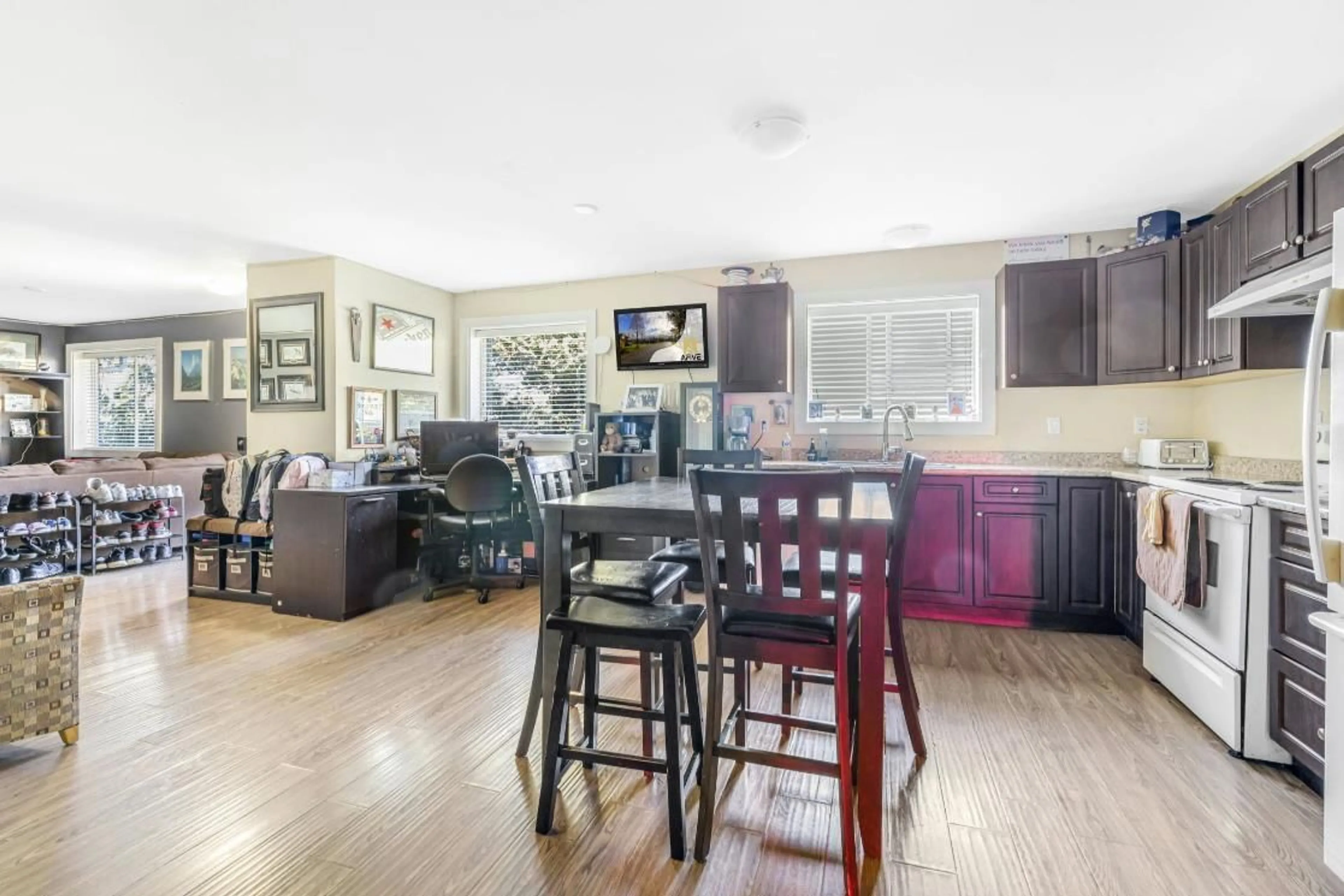 Open concept kitchen, wood/laminate floor for 18460 74, Surrey British Columbia V4N6C2