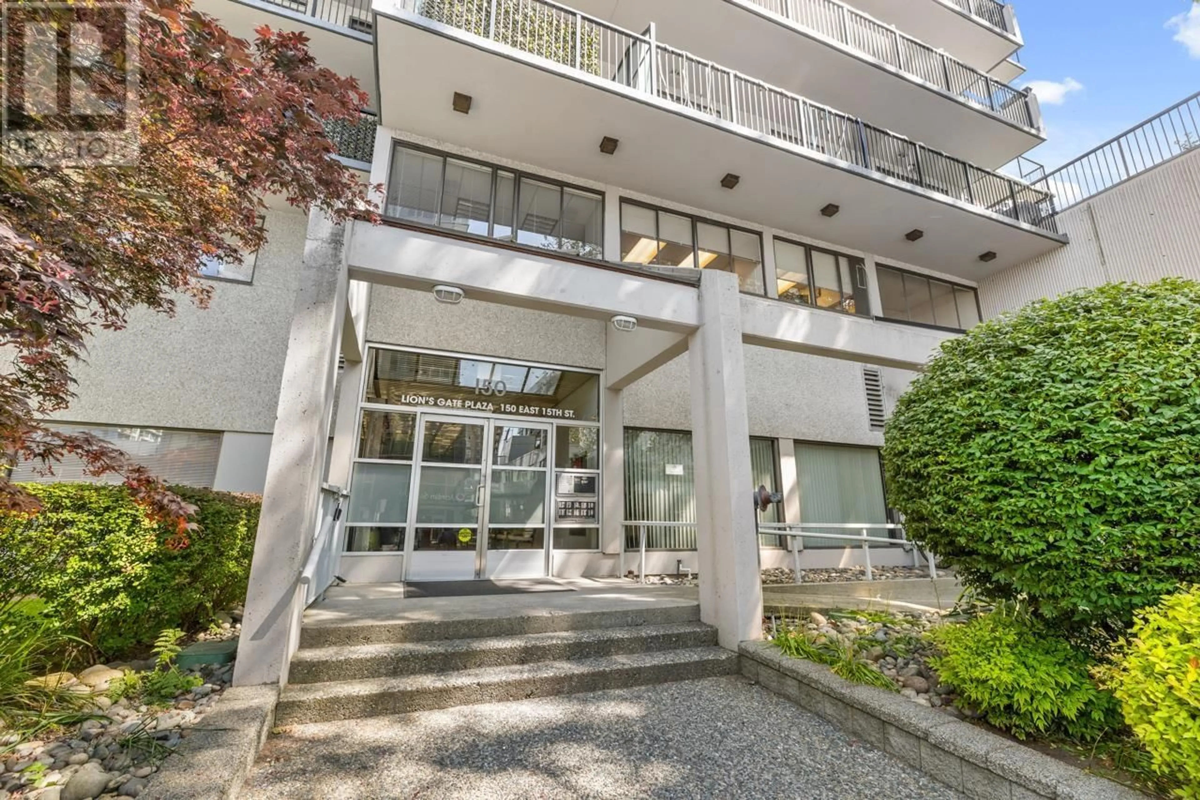 Indoor foyer for 201 - 150 15TH STREET, North Vancouver British Columbia V7L4N9
