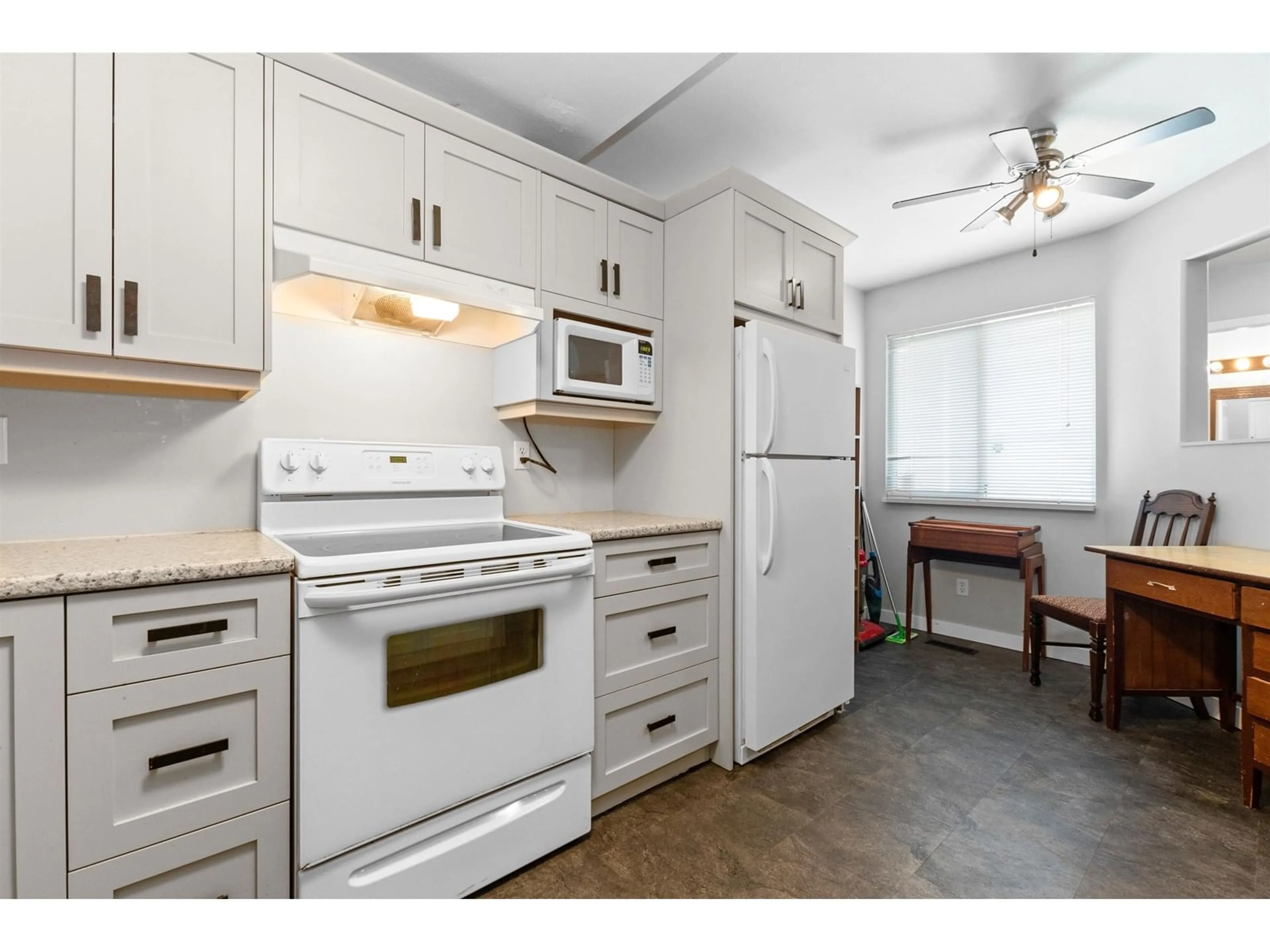Standard kitchen, unknown for 28 - 5536 VEDDER ROAD, Chilliwack British Columbia V2R3X5
