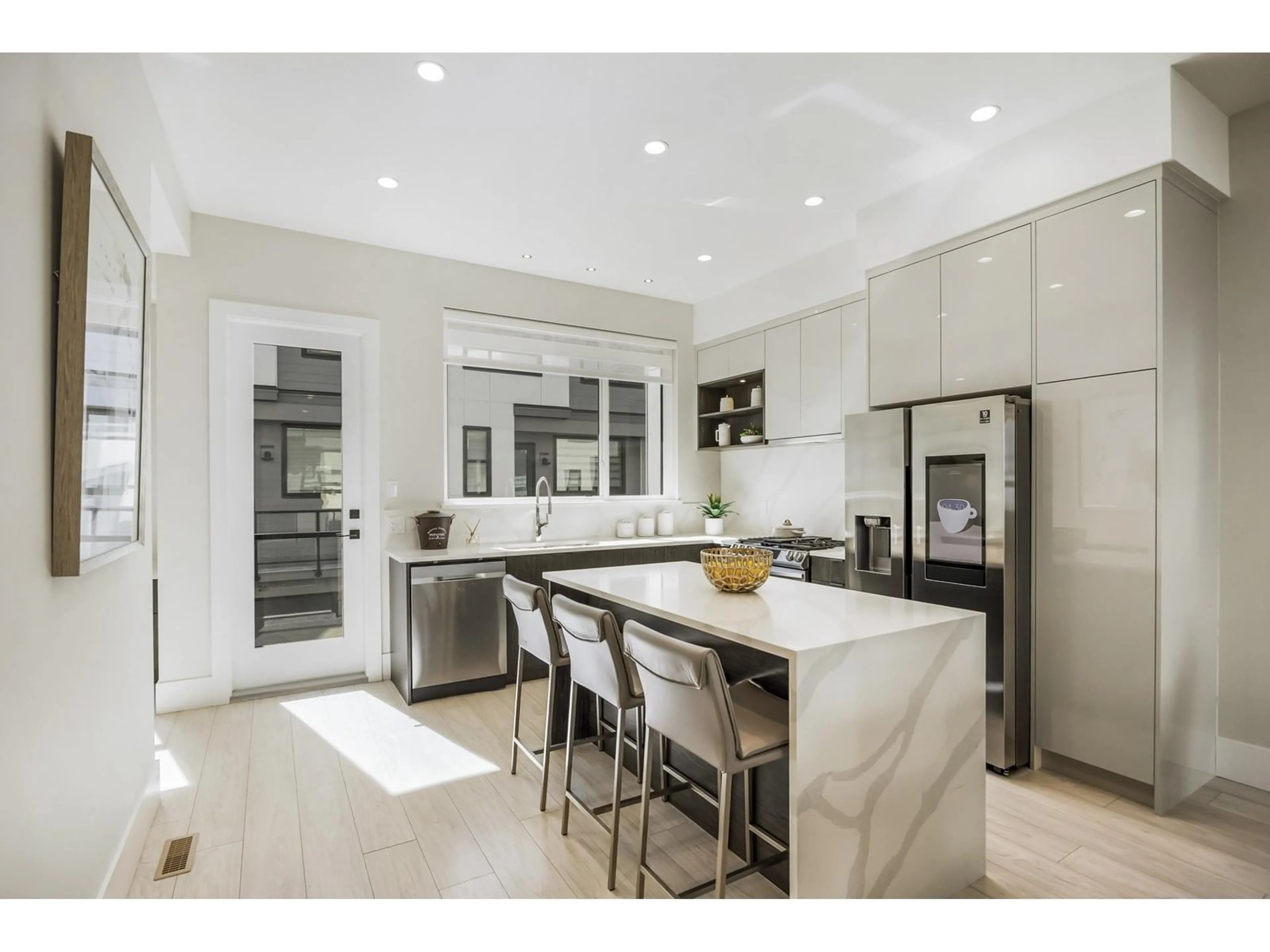 Contemporary kitchen, ceramic/tile floor for 31 - 16589 25, Surrey British Columbia V3Z1H5