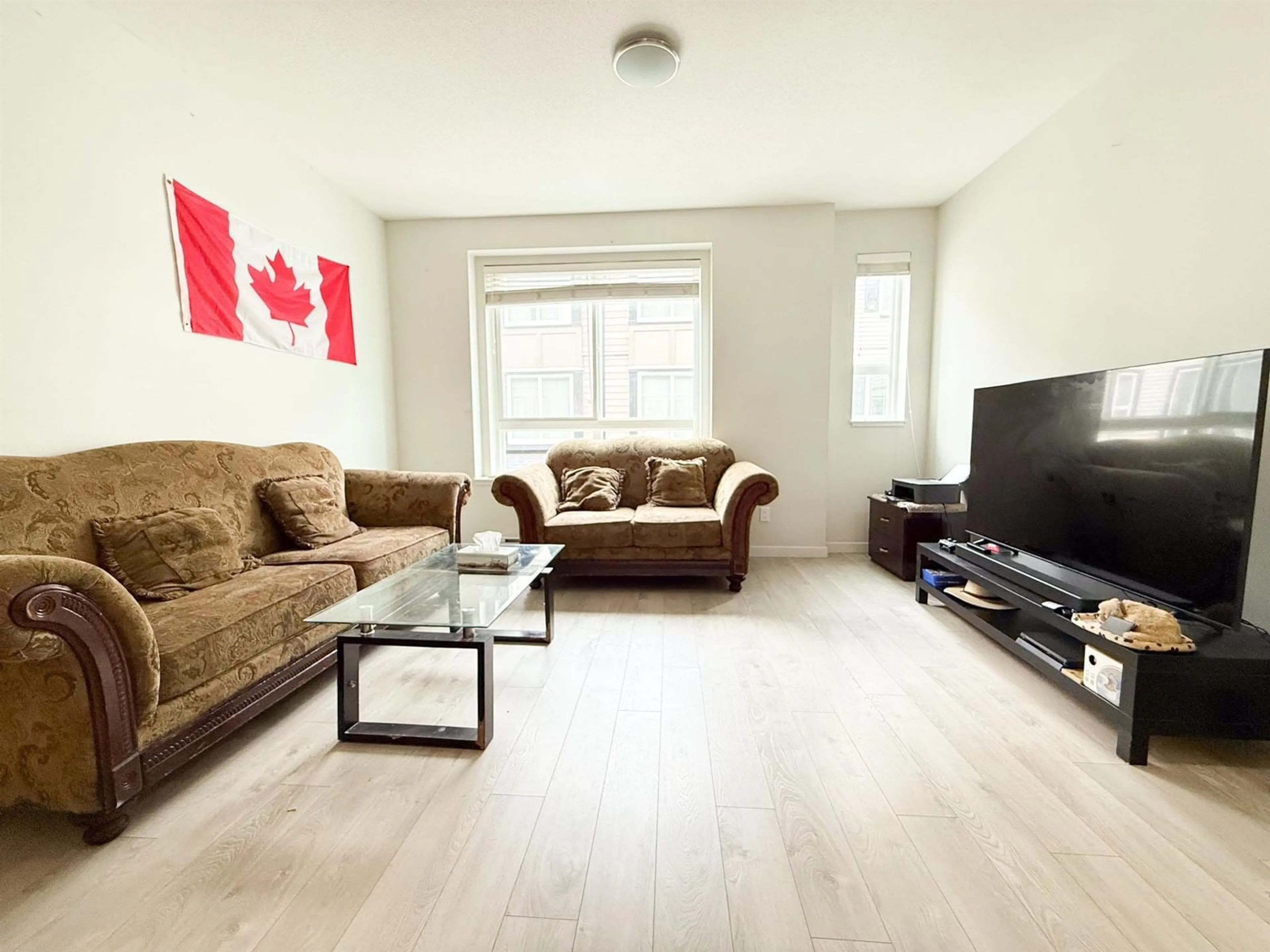 Living room with furniture, wood/laminate floor for 37 - 14555 68, Surrey British Columbia V3S2A8