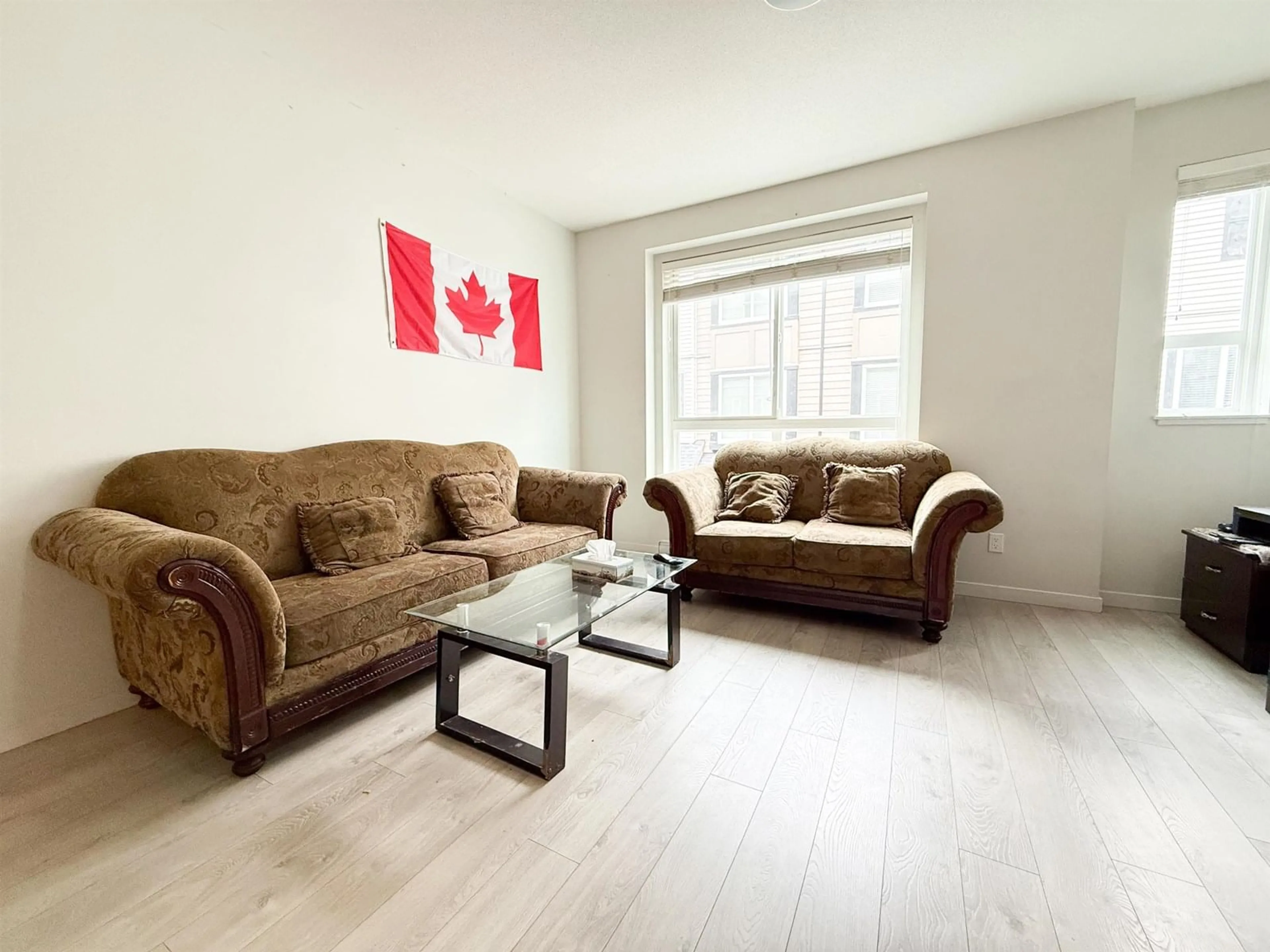 Living room with furniture, wood/laminate floor for 37 - 14555 68, Surrey British Columbia V3S2A8