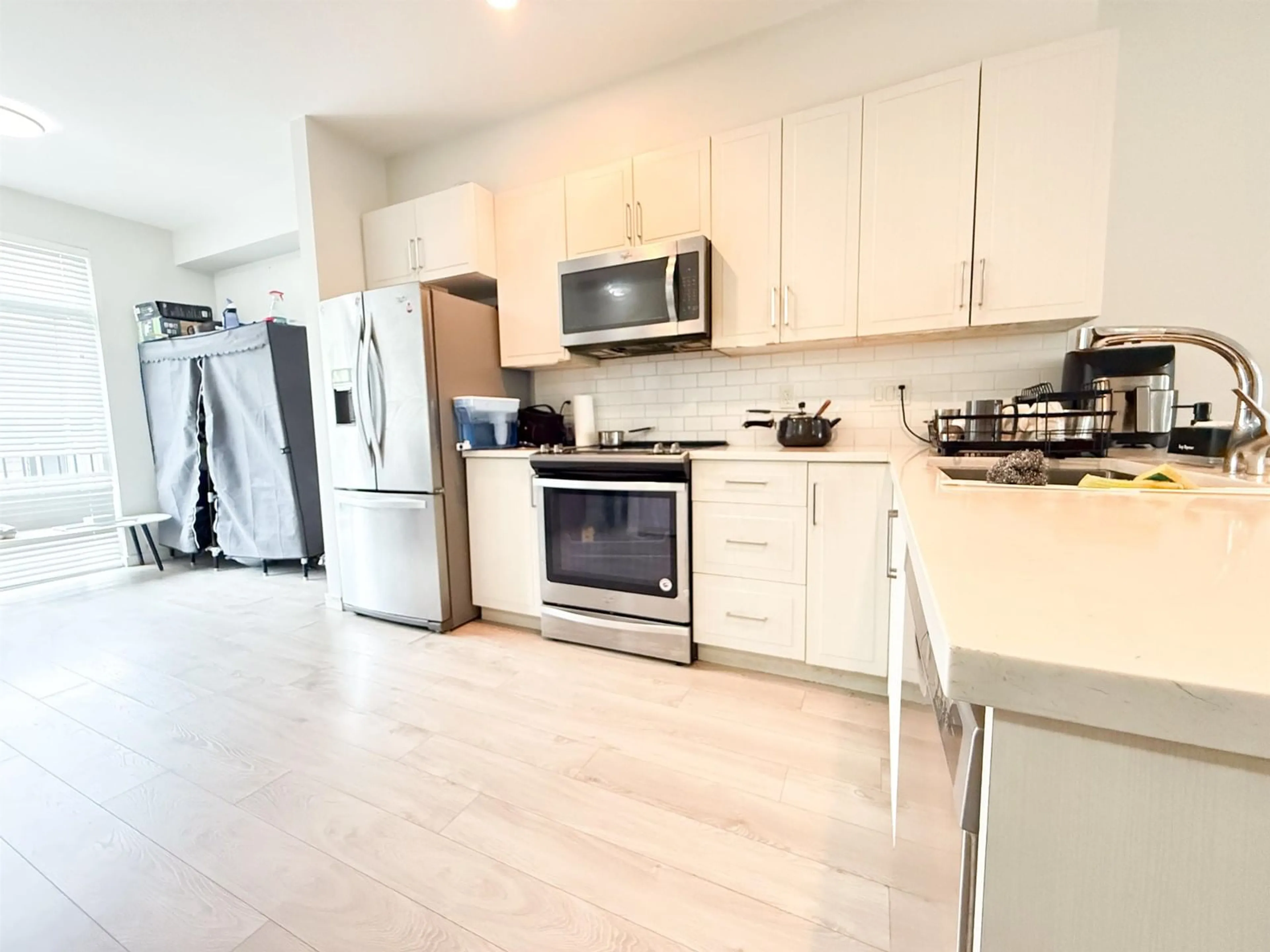 Open concept kitchen, unknown for 37 - 14555 68, Surrey British Columbia V3S2A8