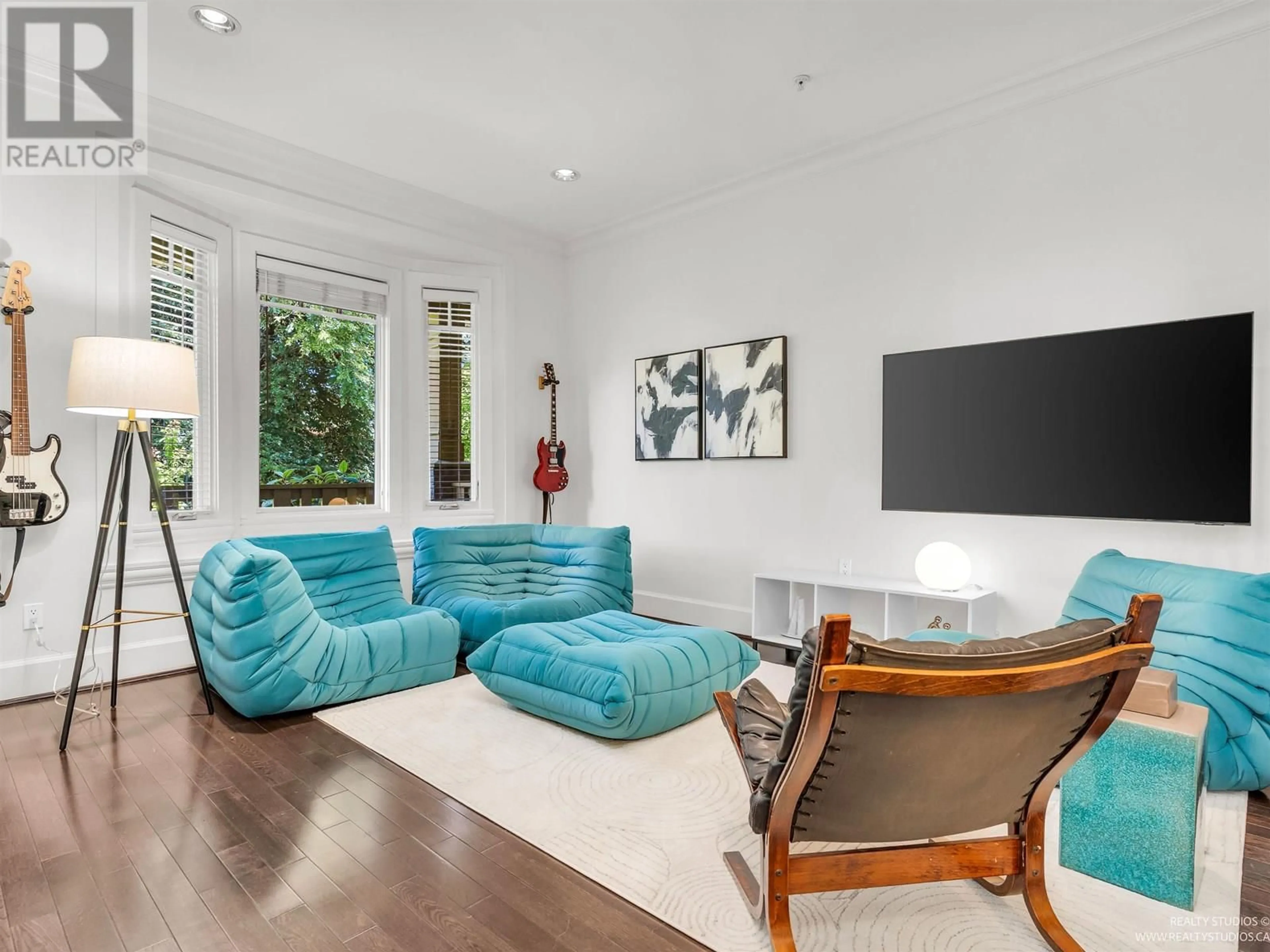 Living room with furniture, unknown for 388 11TH AVENUE, Vancouver British Columbia V5Y1T2