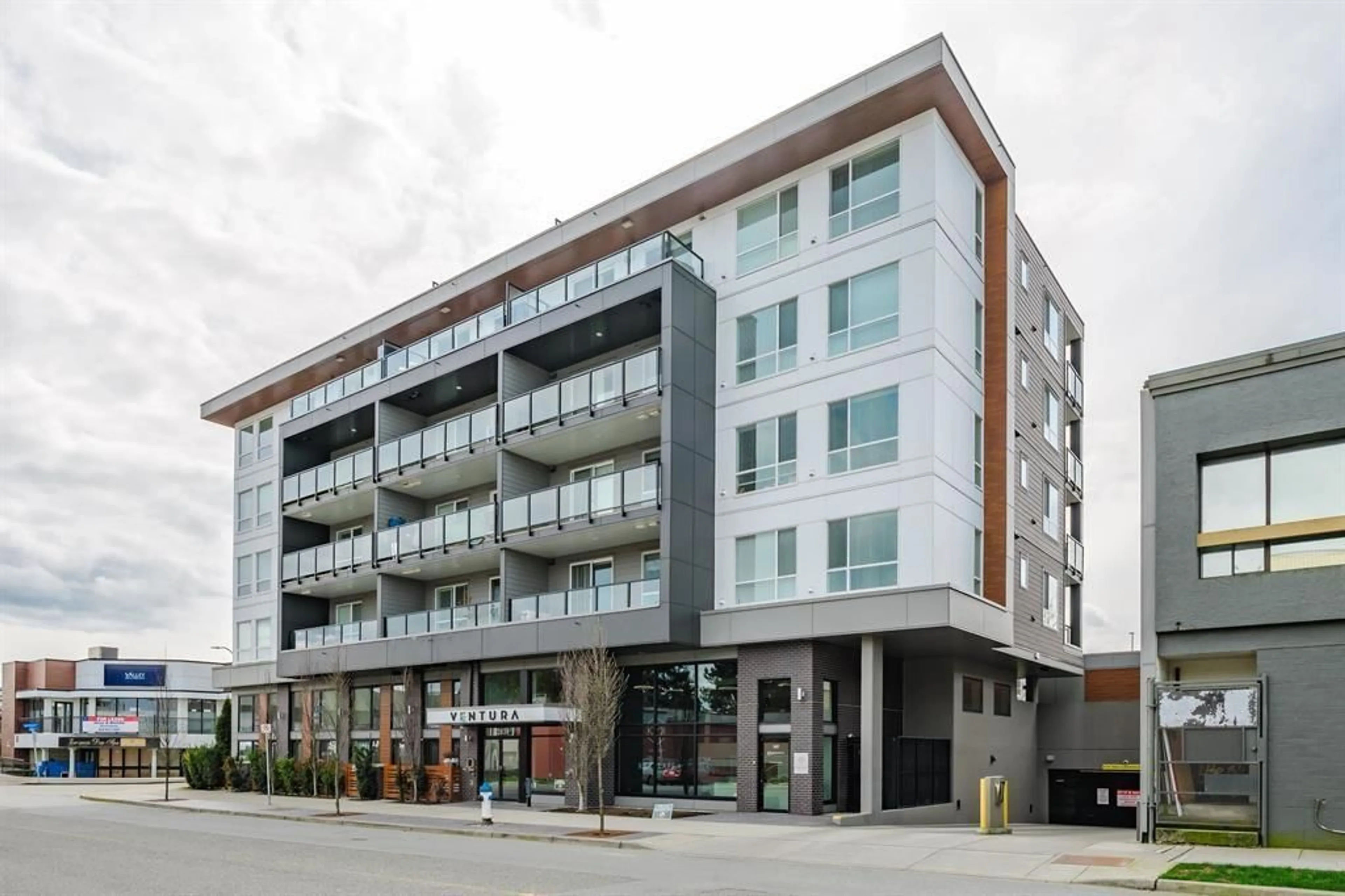 Patio, building for 503 - 32838 VENTURA, Abbotsford British Columbia V2S0M5