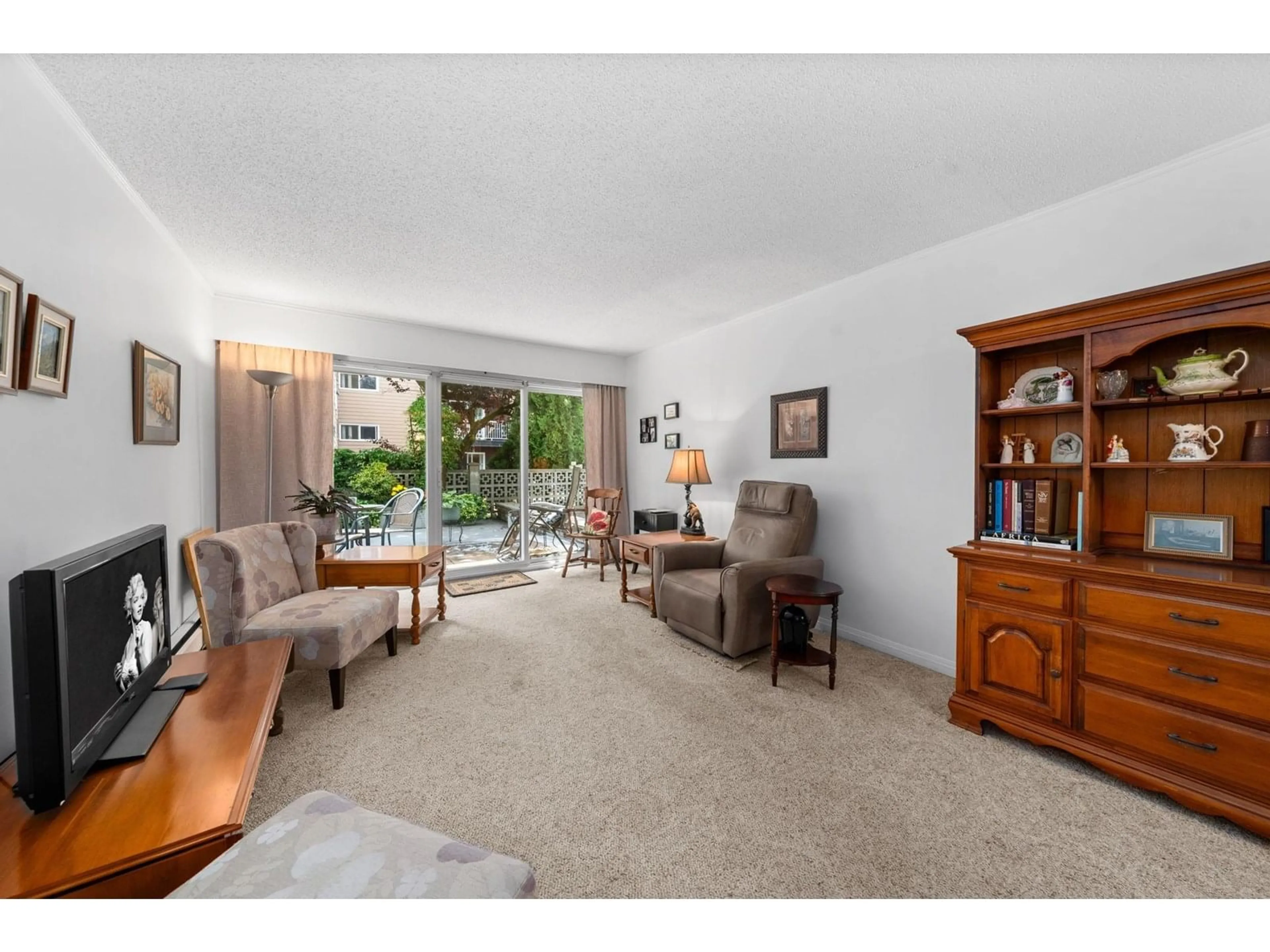 Living room with furniture, unknown for 105 - 1520 BLACKWOOD, White Rock British Columbia V4B3V4