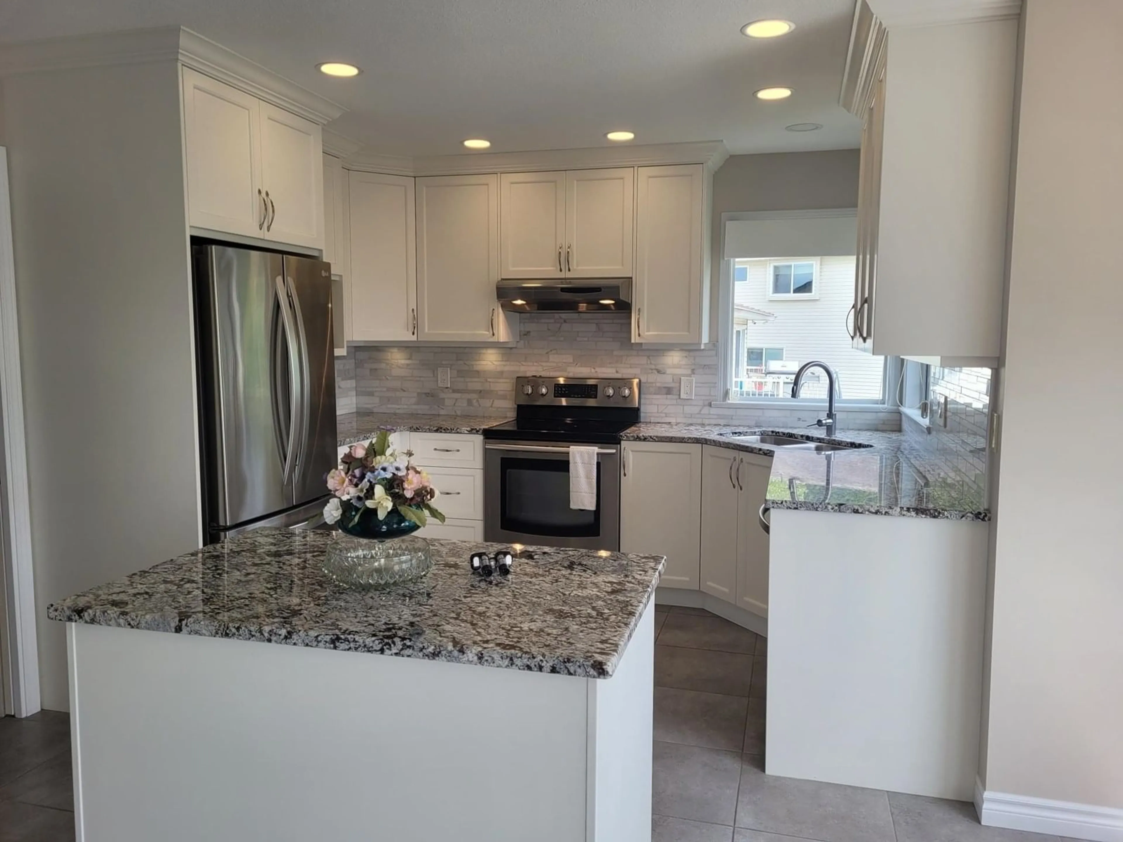 Open concept kitchen, ceramic/tile floor for 3015 CASSIAR, Abbotsford British Columbia V2S6B7