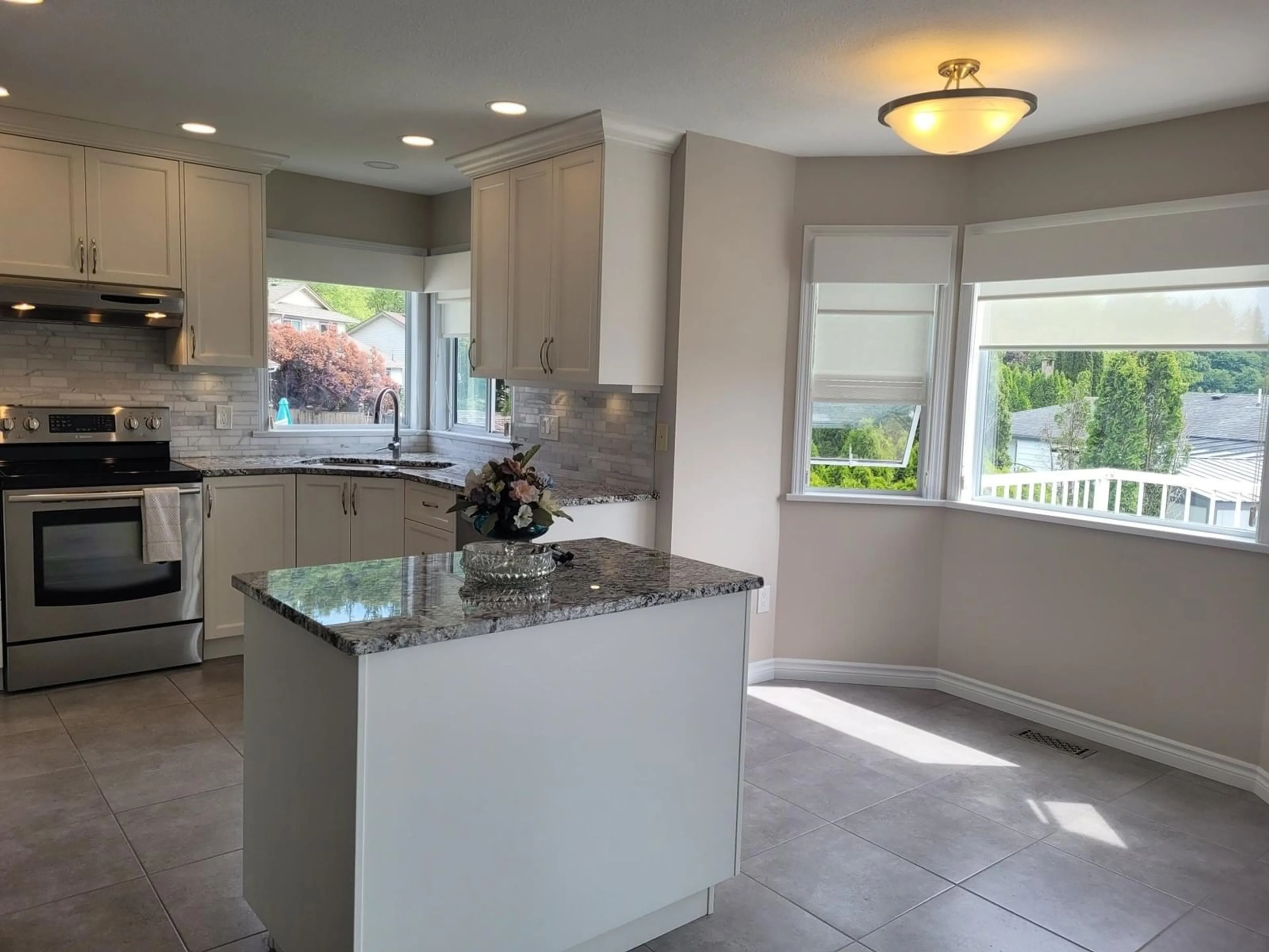 Open concept kitchen, ceramic/tile floor for 3015 CASSIAR, Abbotsford British Columbia V2S6B7