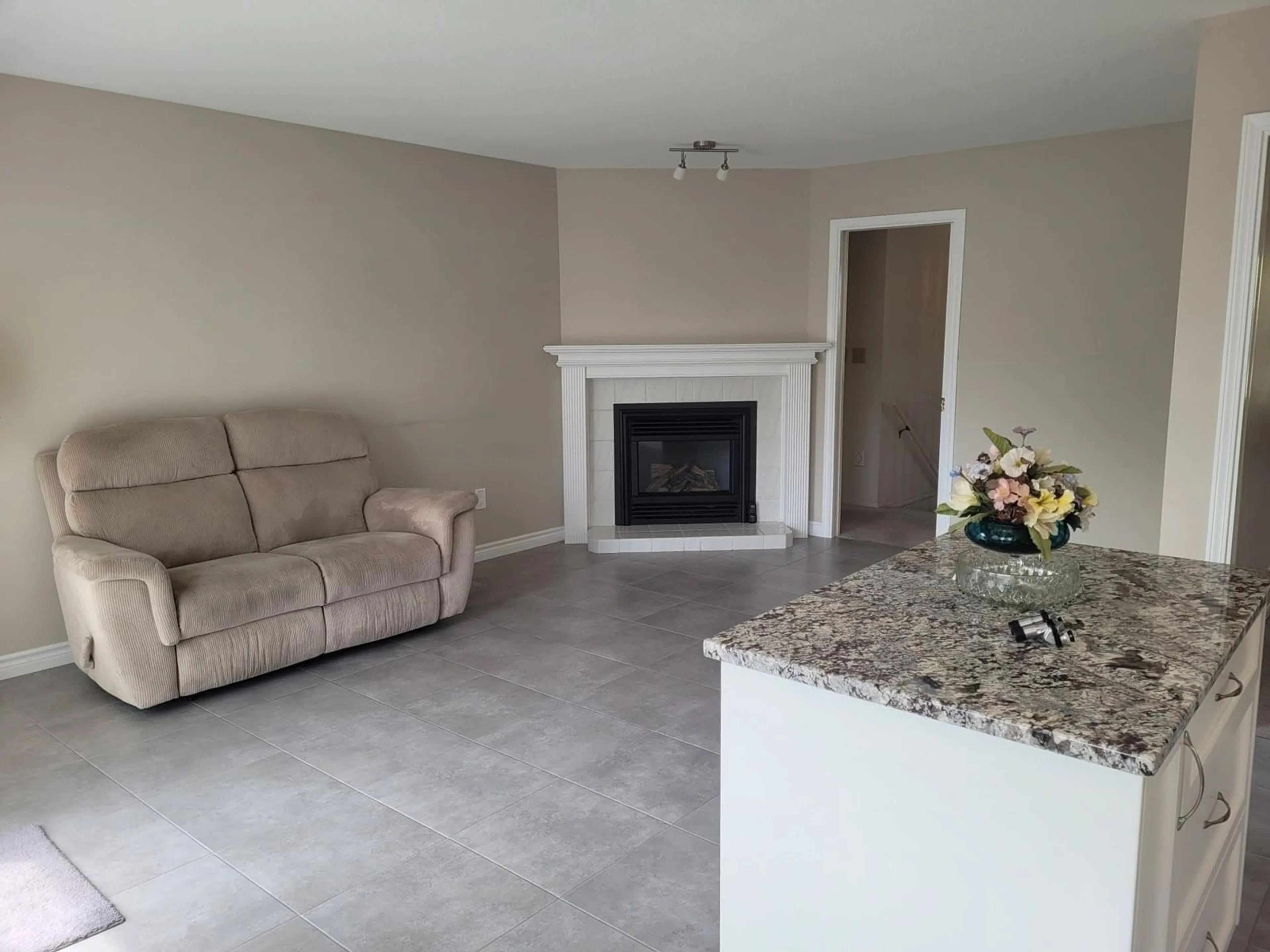 Living room with furniture, ceramic/tile floor for 3015 CASSIAR, Abbotsford British Columbia V2S6B7