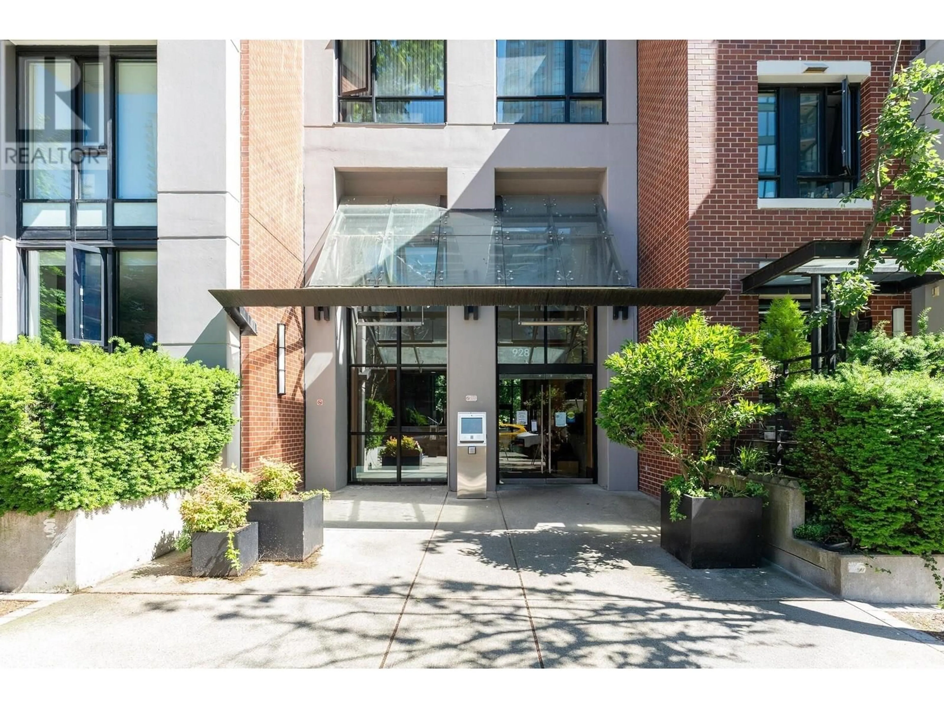 Indoor foyer for 1808 - 928 HOMER STREET, Vancouver British Columbia V6B1T7