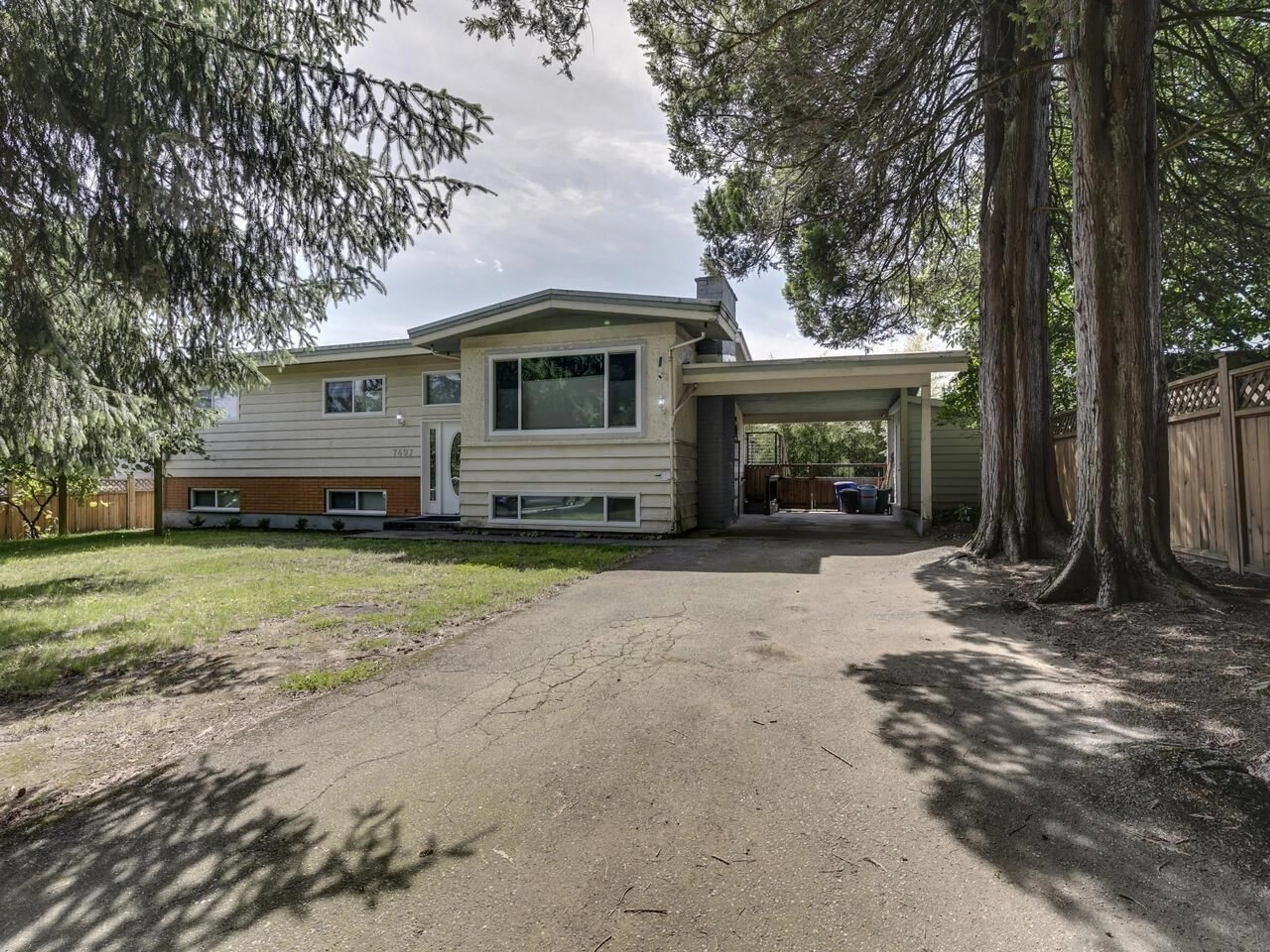 A pic from outside/outdoor area/front of a property/back of a property/a pic from drone, street for 7497 COTTONWOOD, Mission British Columbia V2V3G1