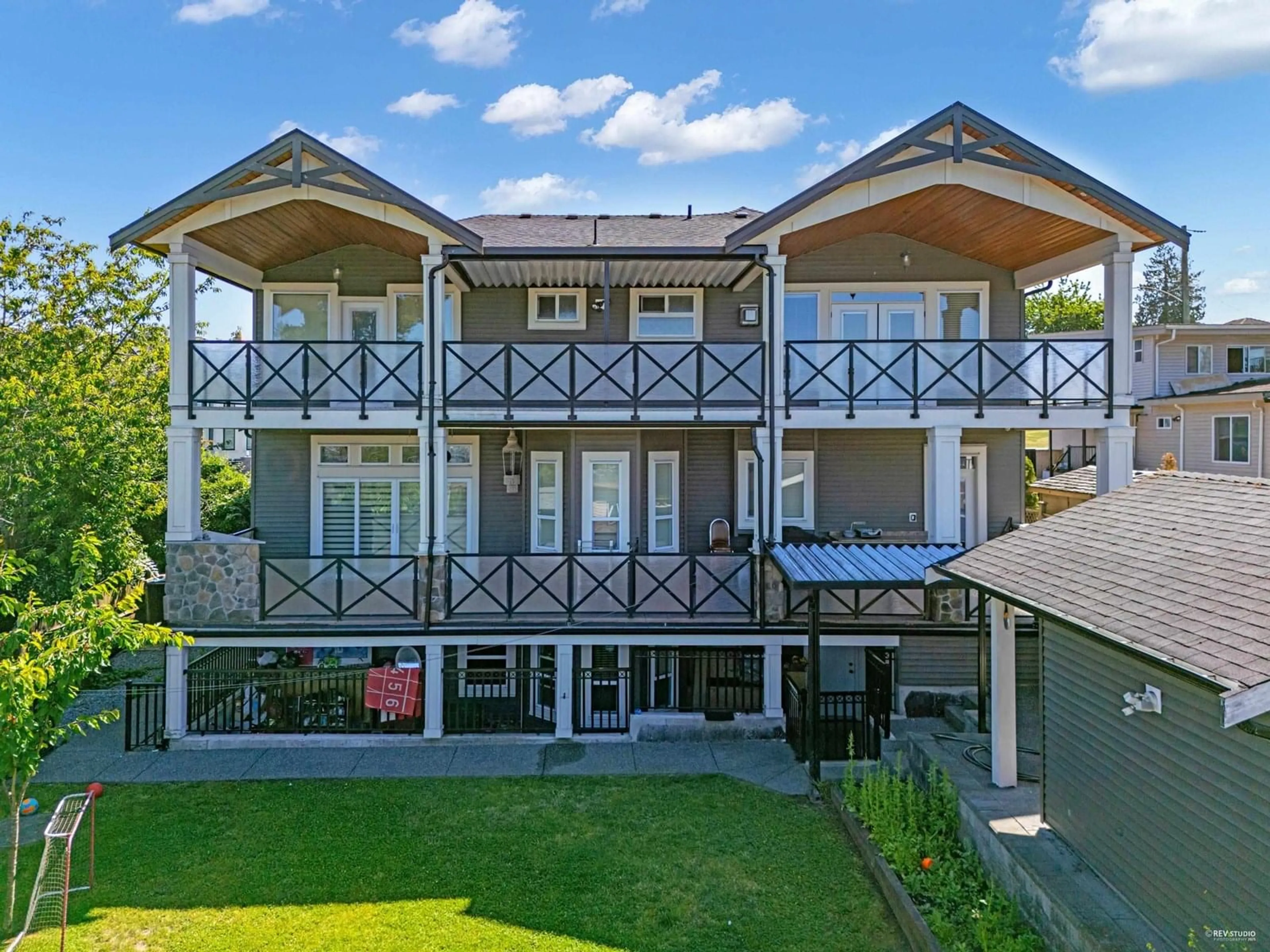 A pic from outside/outdoor area/front of a property/back of a property/a pic from drone, unknown for 10975 130, Surrey British Columbia V3T3M2
