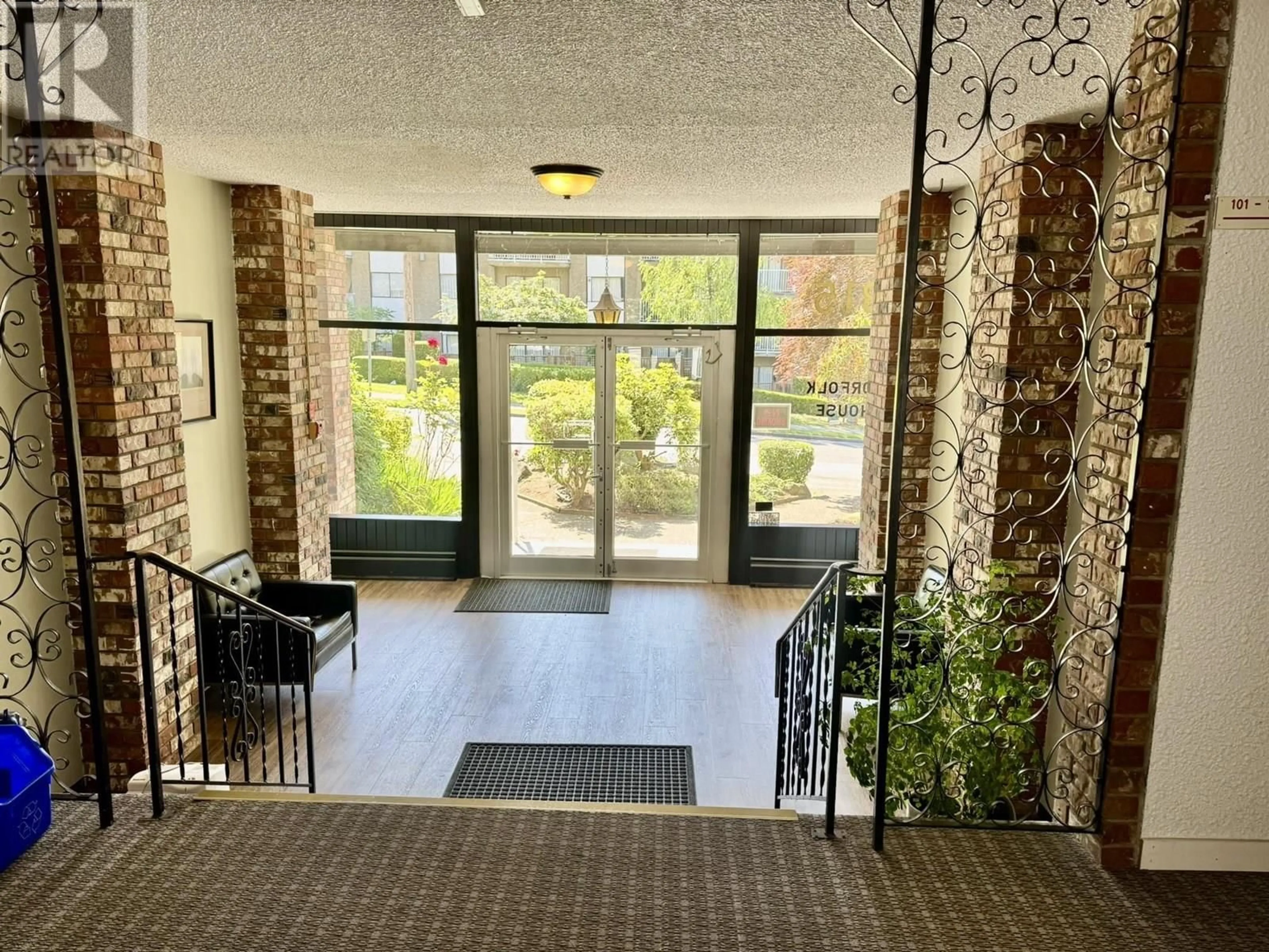 Indoor foyer for 208 - 815 FOURTH AVENUE, New Westminster British Columbia V3M1S8