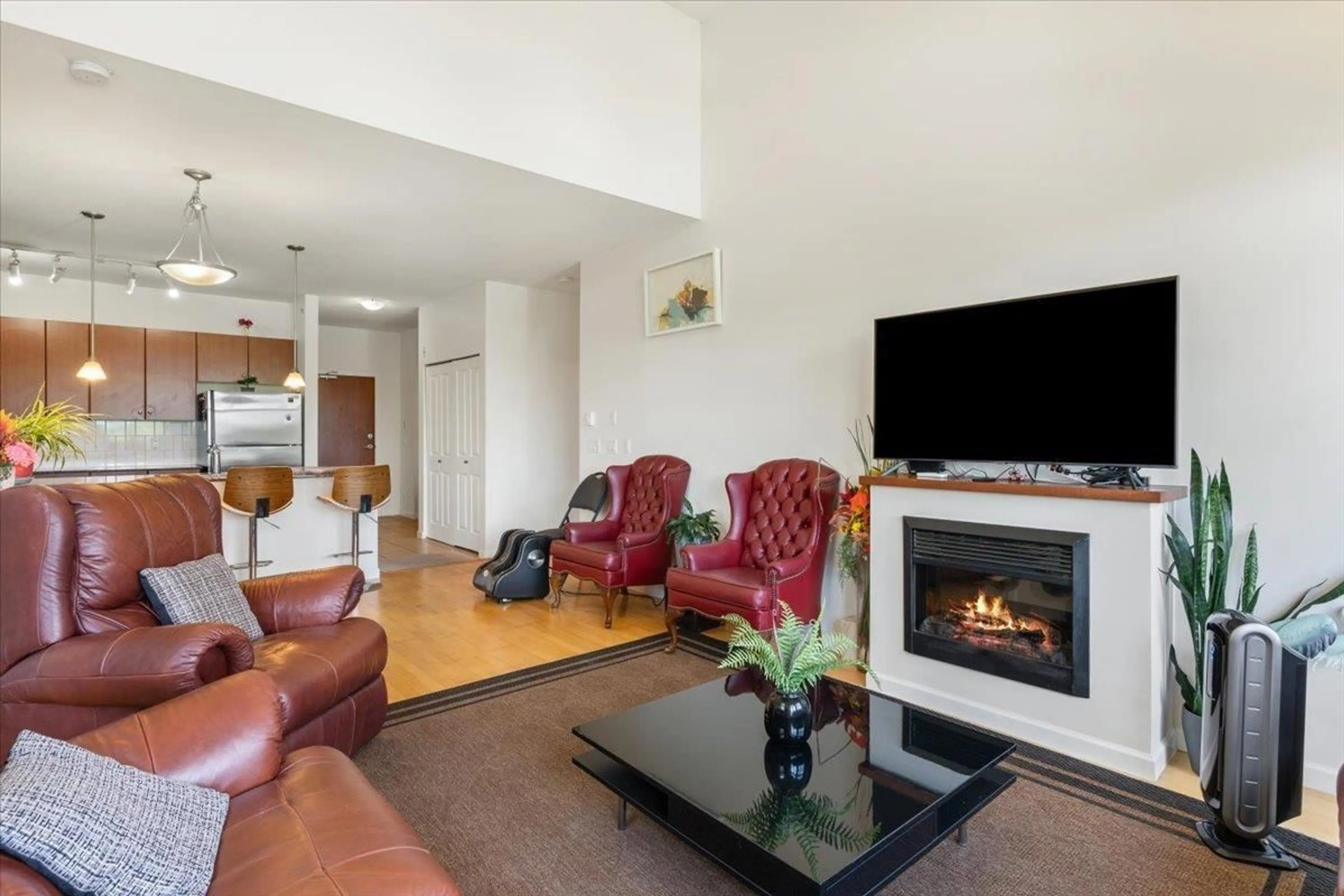 Living room with furniture, unknown for 415 - 10180 153, Surrey British Columbia V3R0B5