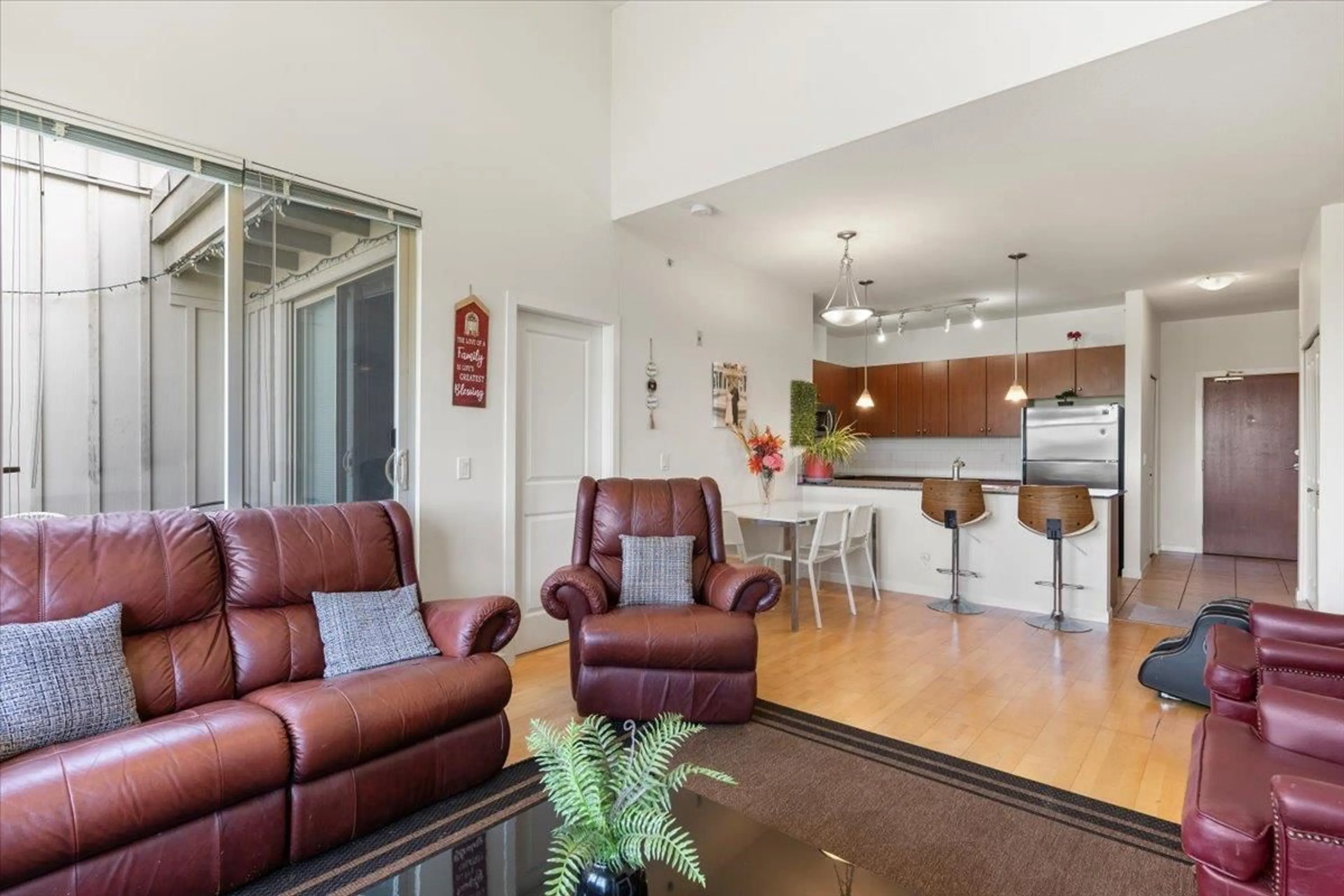 Living room with furniture, unknown for 415 - 10180 153, Surrey British Columbia V3R0B5
