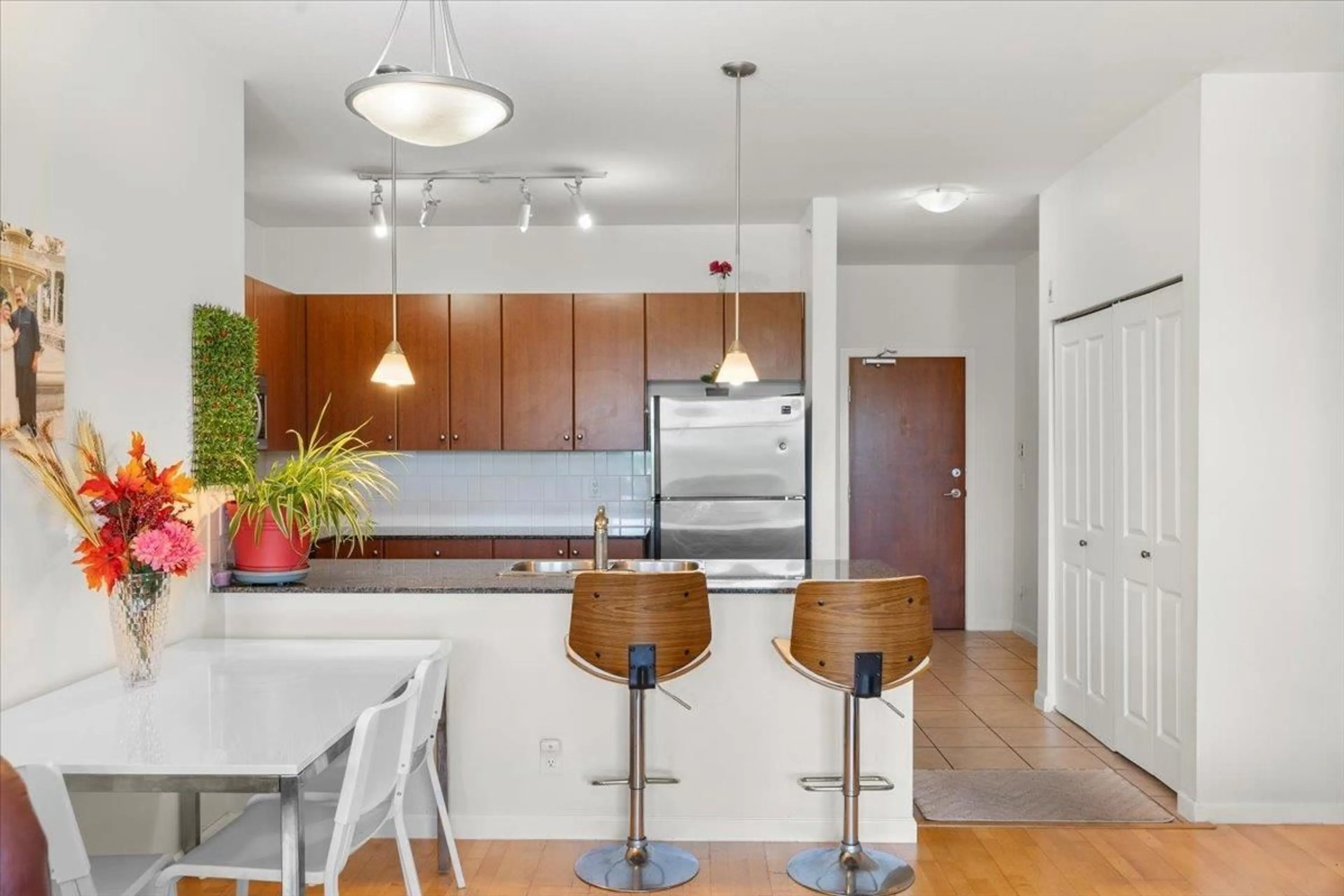 Open concept kitchen, unknown for 415 - 10180 153, Surrey British Columbia V3R0B5