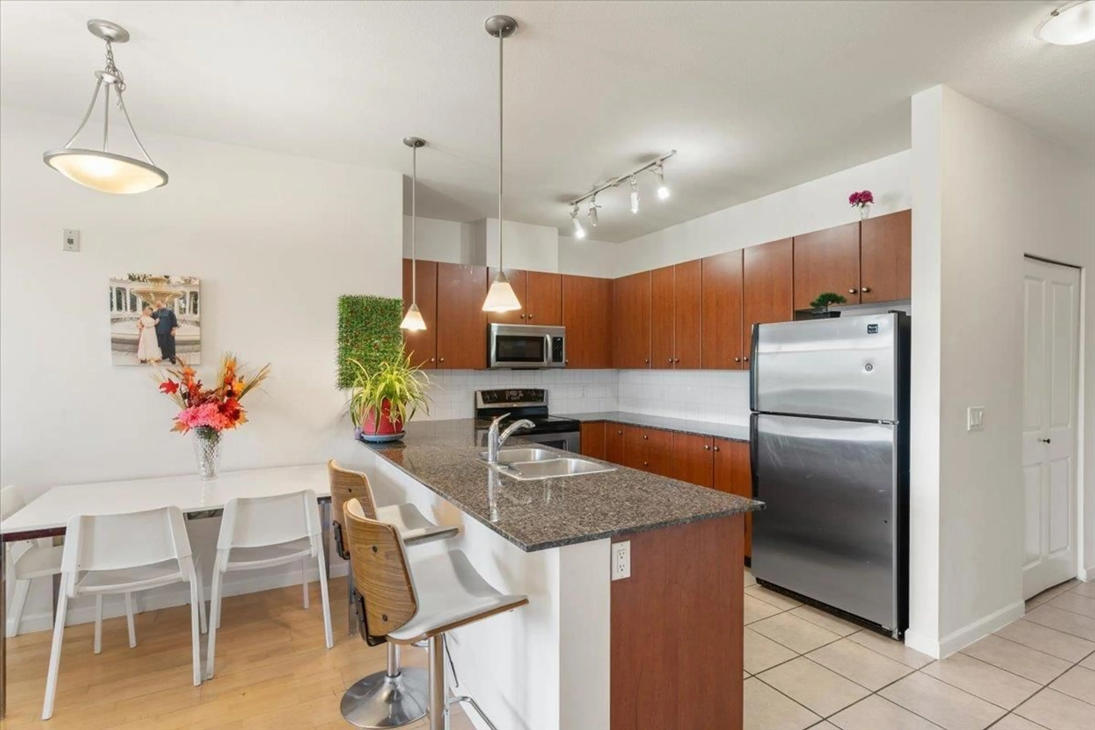 Standard kitchen, unknown for 415 - 10180 153, Surrey British Columbia V3R0B5