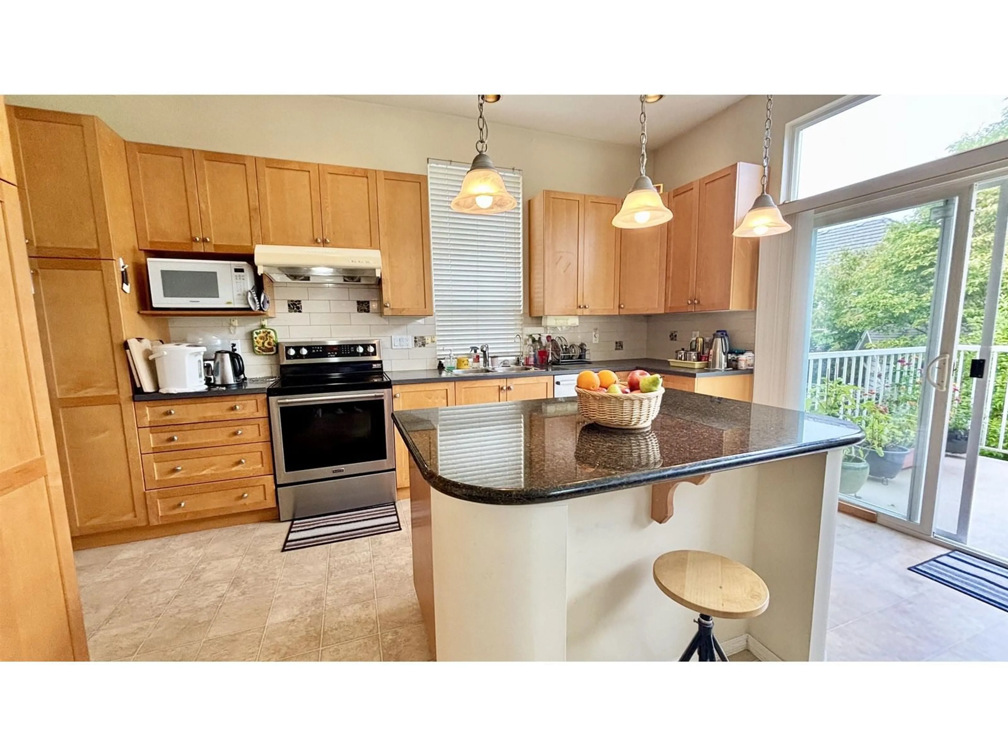Open concept kitchen, ceramic/tile floor for 15345 36, Surrey British Columbia V3Z0J5