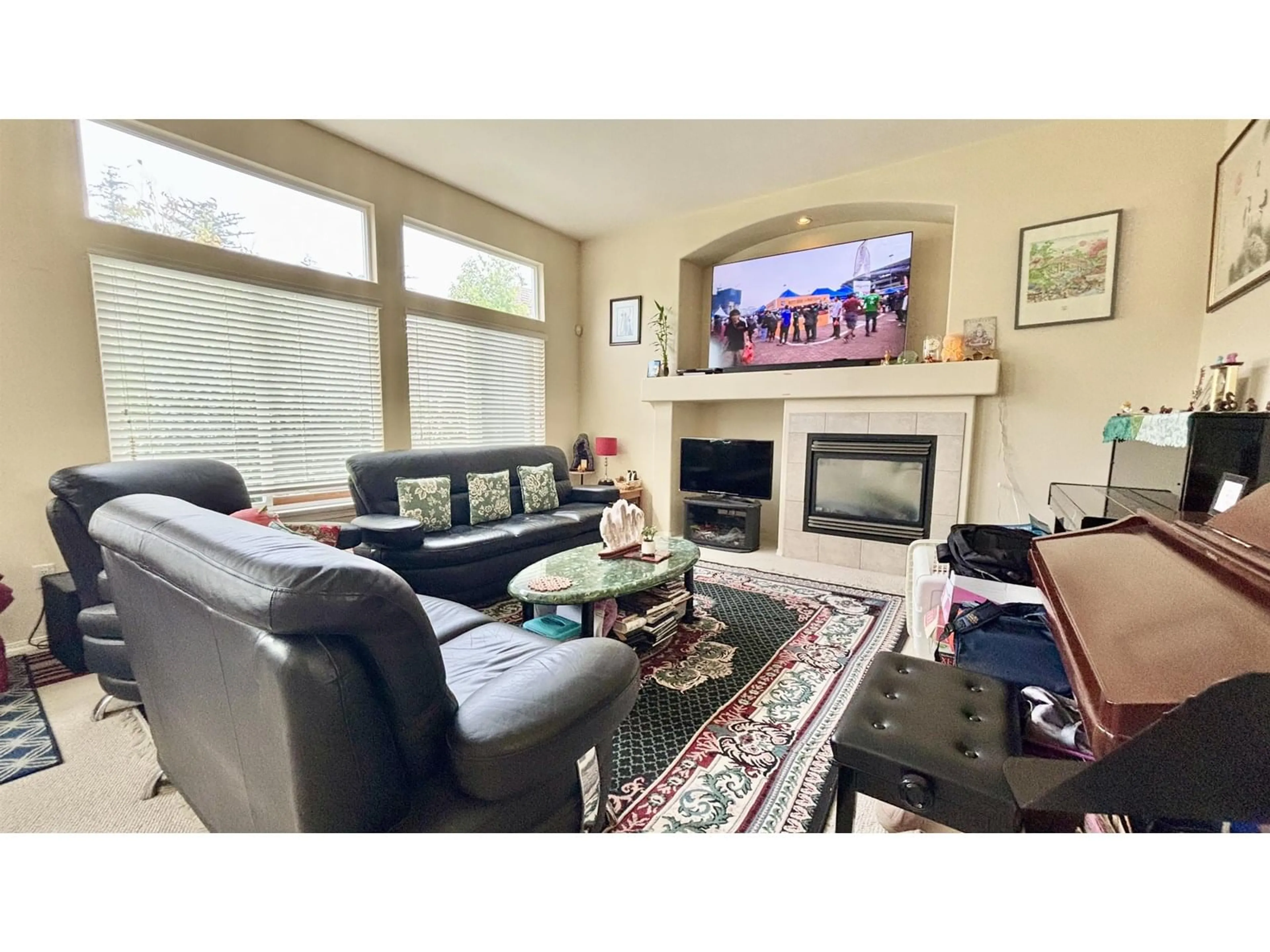 Living room with furniture, unknown for 15345 36, Surrey British Columbia V3Z0J5