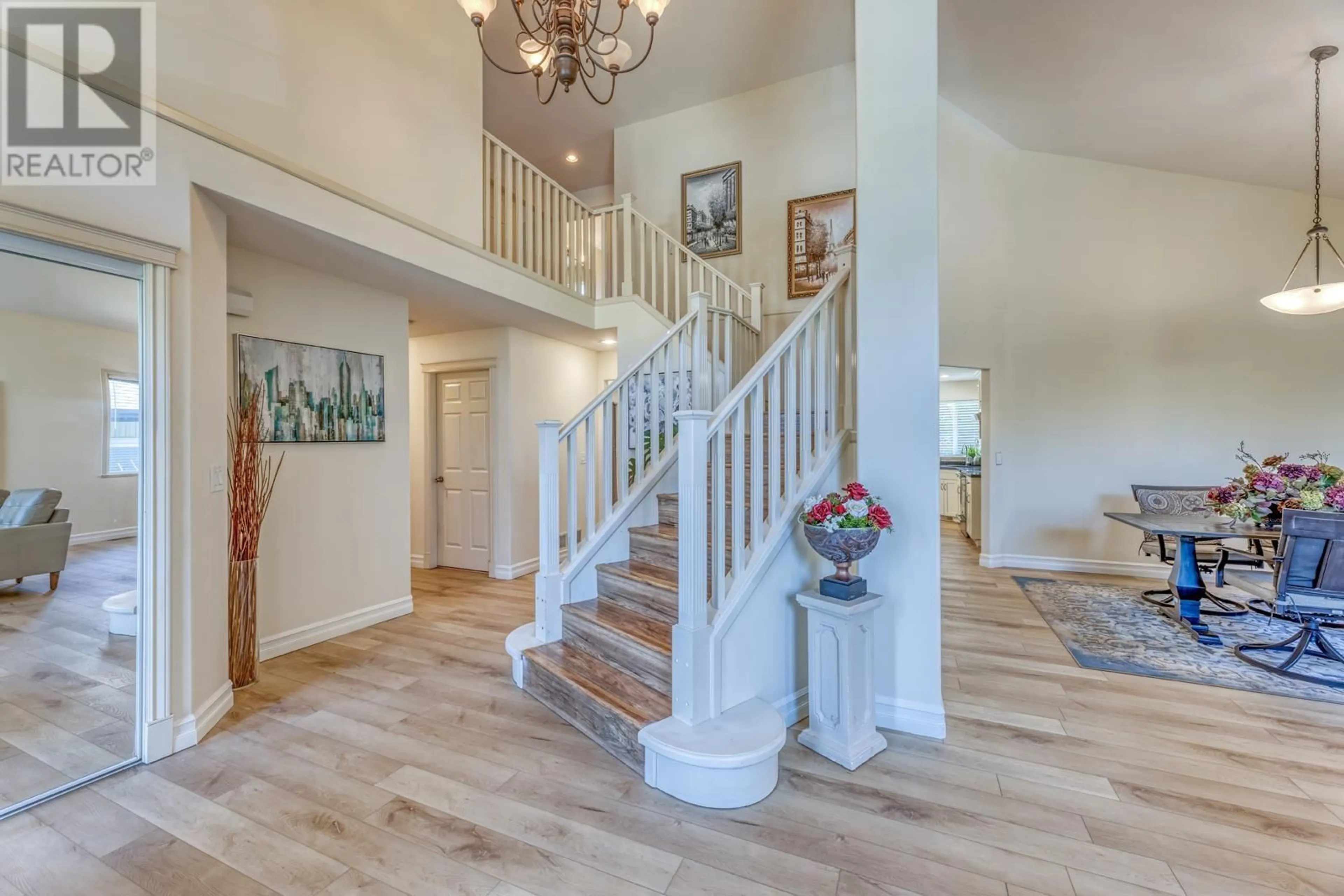 Indoor foyer for 22734 HOLYROOD AVENUE, Maple Ridge British Columbia V2X6E7