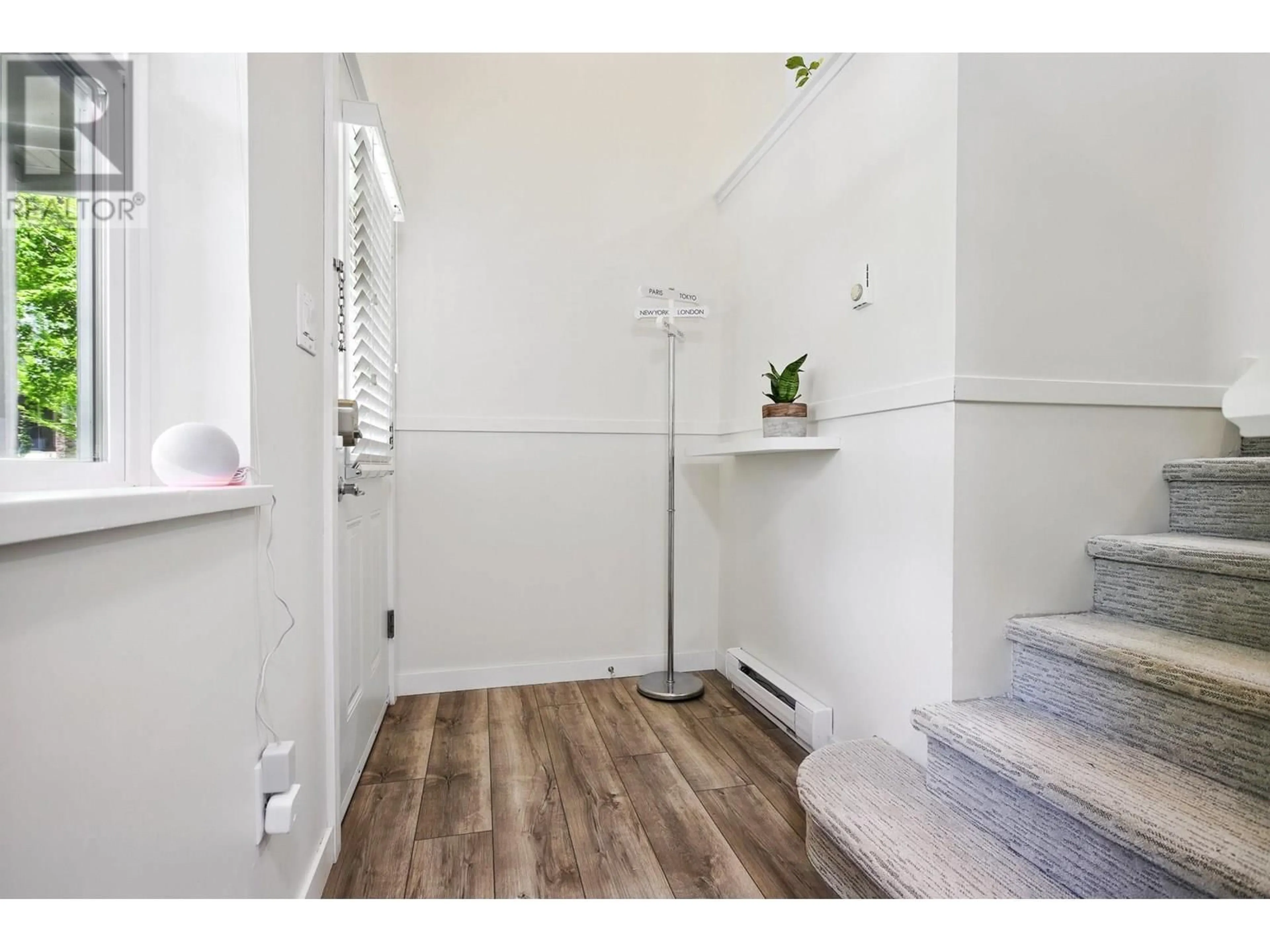 Indoor entryway for 3341 DEVONSHIRE AVENUE, Coquitlam British Columbia V3E0B1