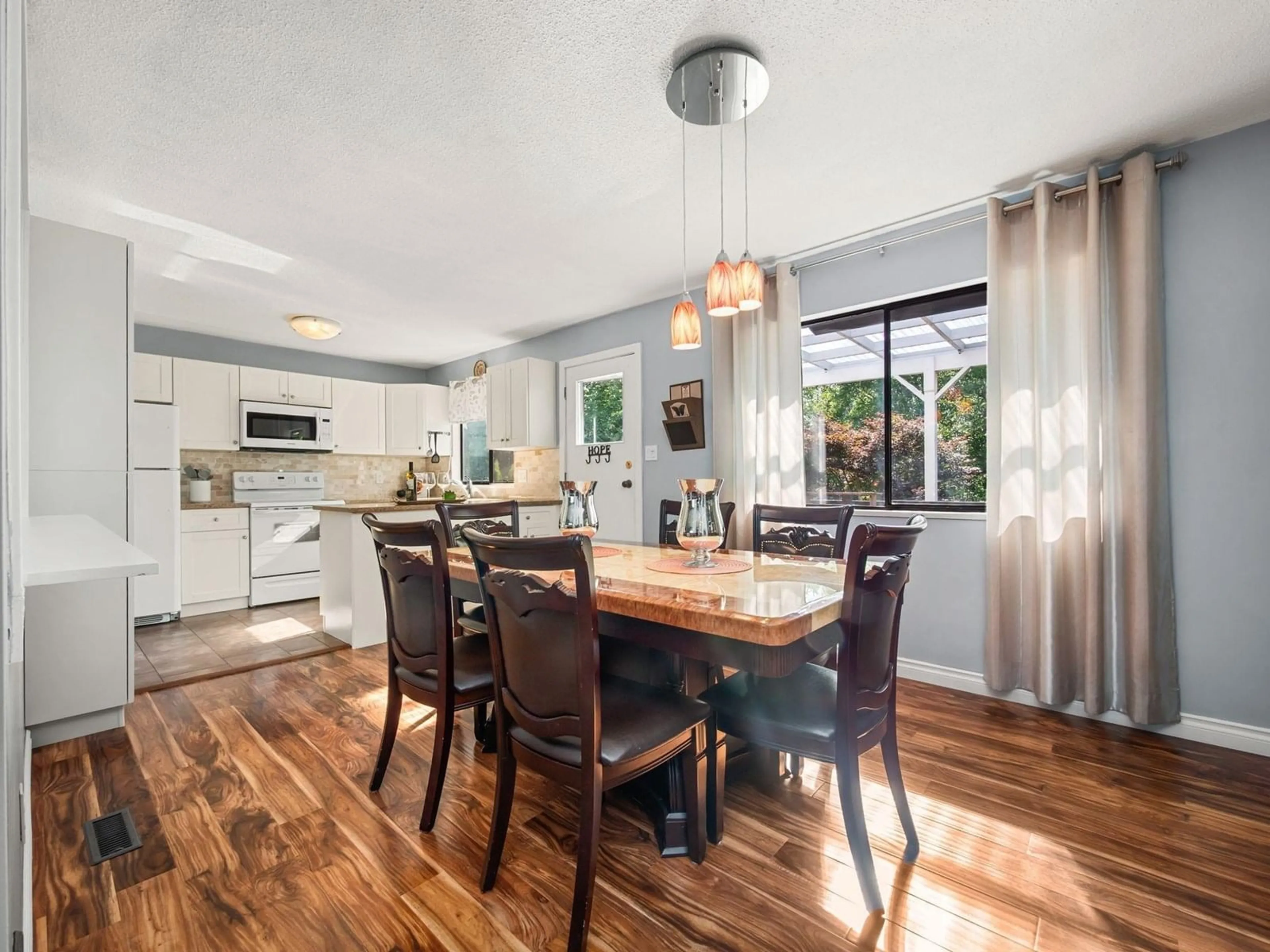 Open concept kitchen, wood/laminate floor for 6991 WESTVIEW, Delta British Columbia V4E2L7