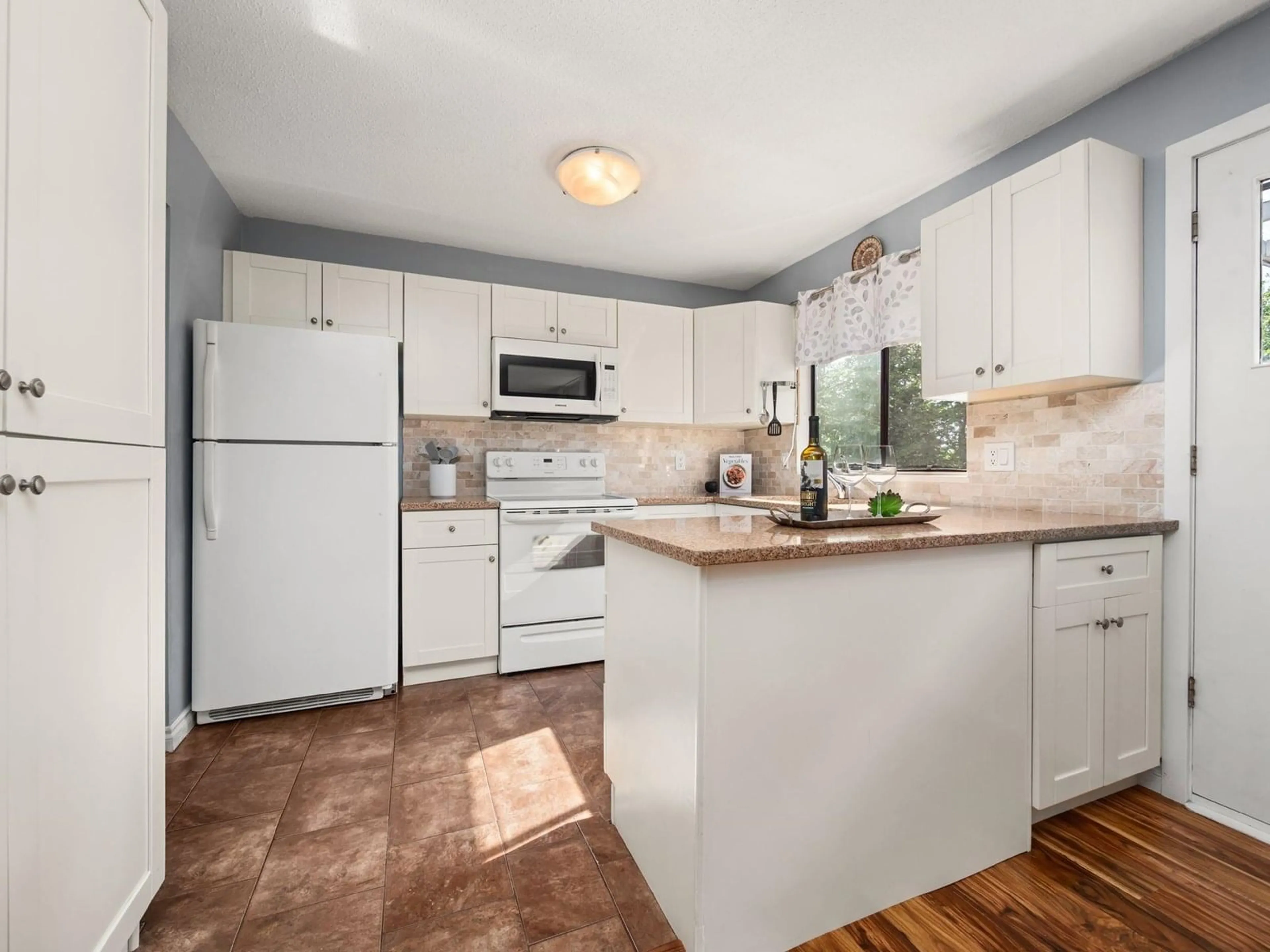 Standard kitchen, unknown for 6991 WESTVIEW, Delta British Columbia V4E2L7